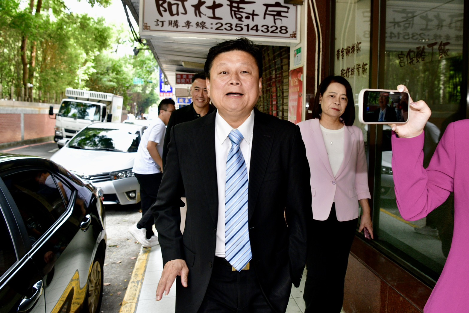 傅崐萁今在立法院首度現身,短短15秒只說「無聲勝有聲」等8句話隨即快閃離去。(鏡報李智為攝)