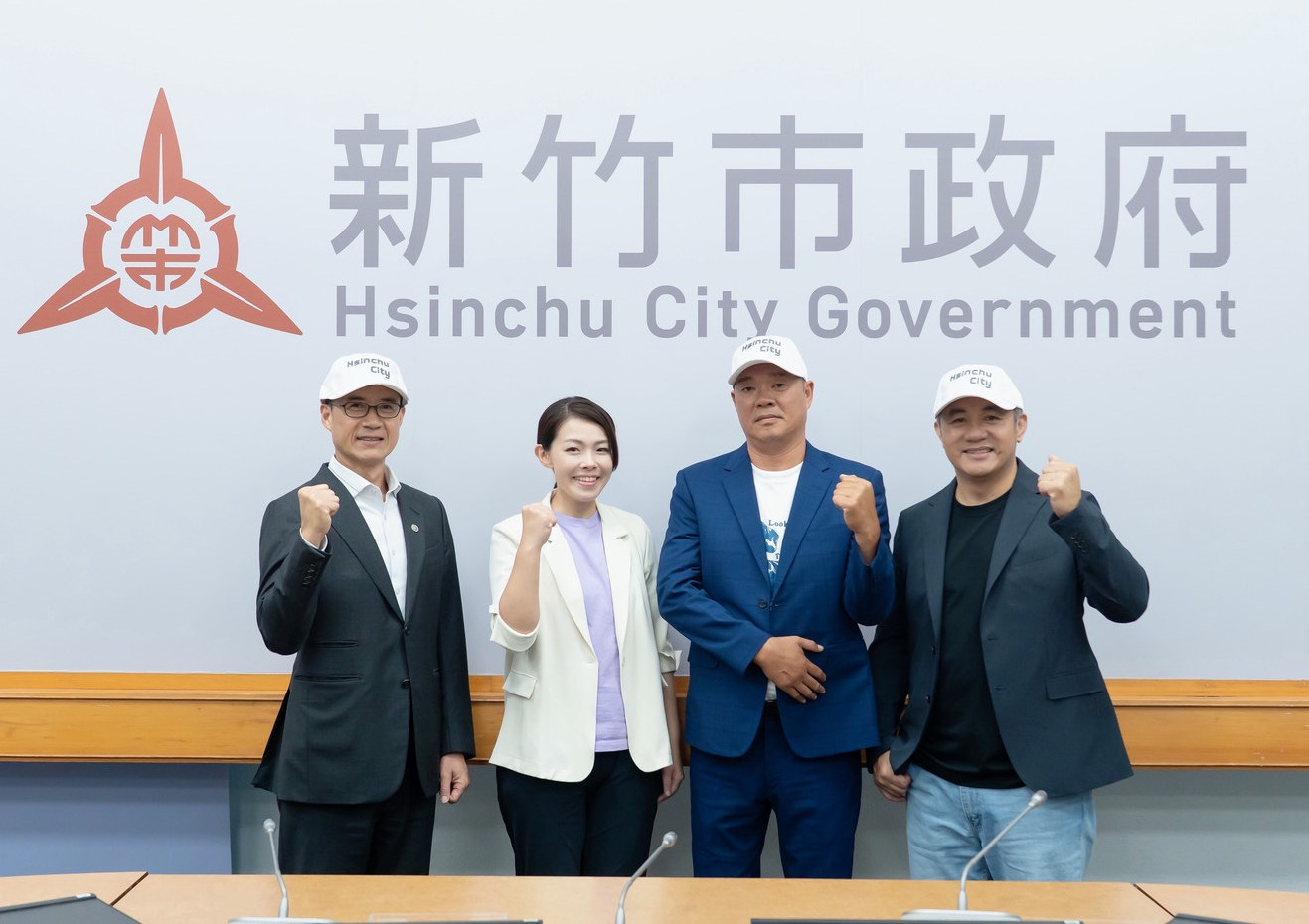 新竹市政府宣布正式籌組「新竹市城市棒球隊」,左起為副市長林琨瀚、市長高虹安、總教練陳瑞振及竹市市政顧問張泰山。(新竹市政府提供)