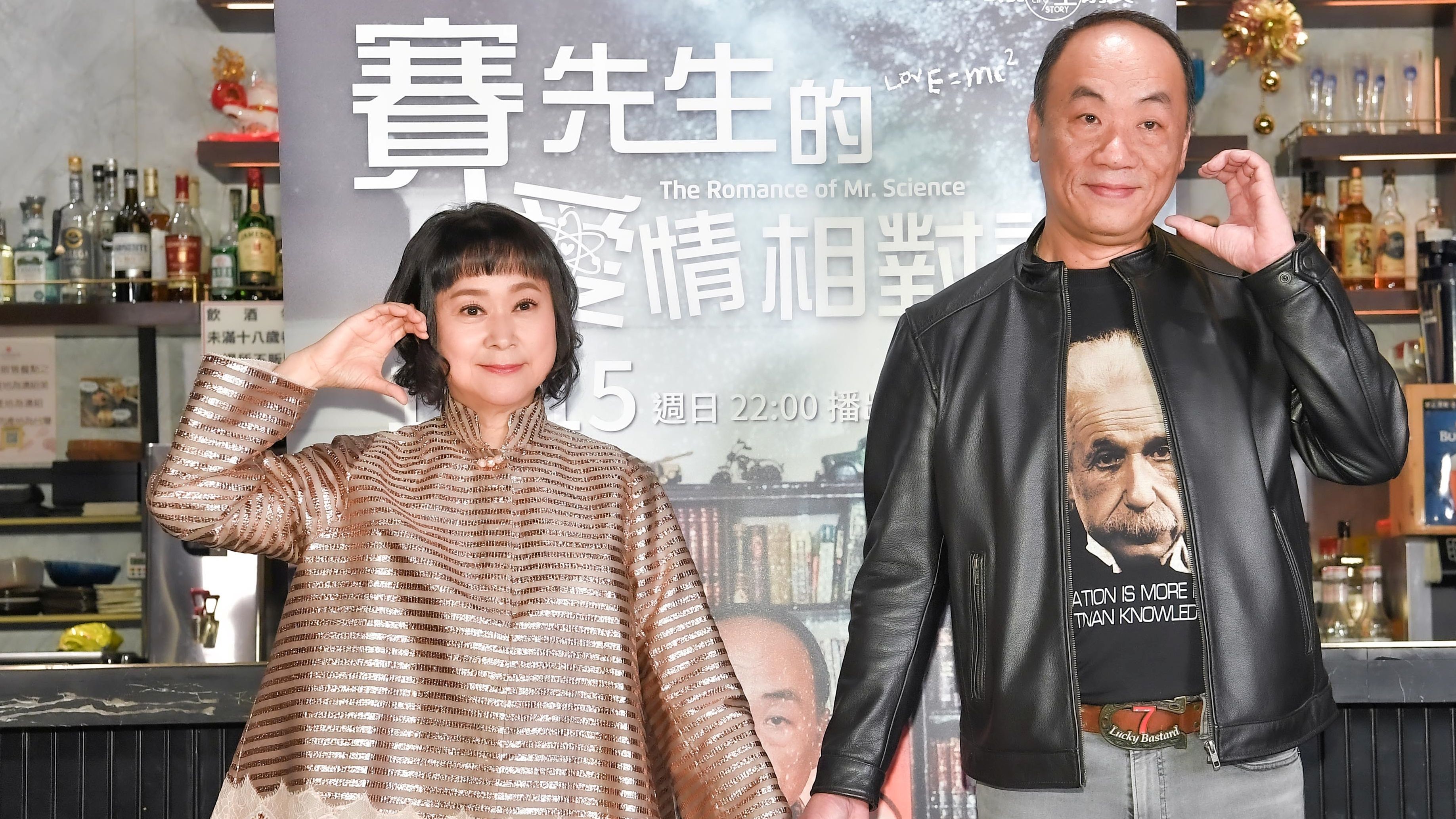 王月(左)與王自強在《賽先生的愛情相對論》獻出浪漫戲初體驗。(公視提供)