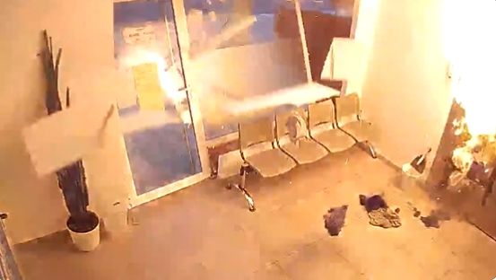 西班牙一家自助洗衣店突然起火爆炸,初步研判是客人將打火機忘在口袋內,直接放入烘衣機進而導致災禍。(翻攝自SocialDrive推特)