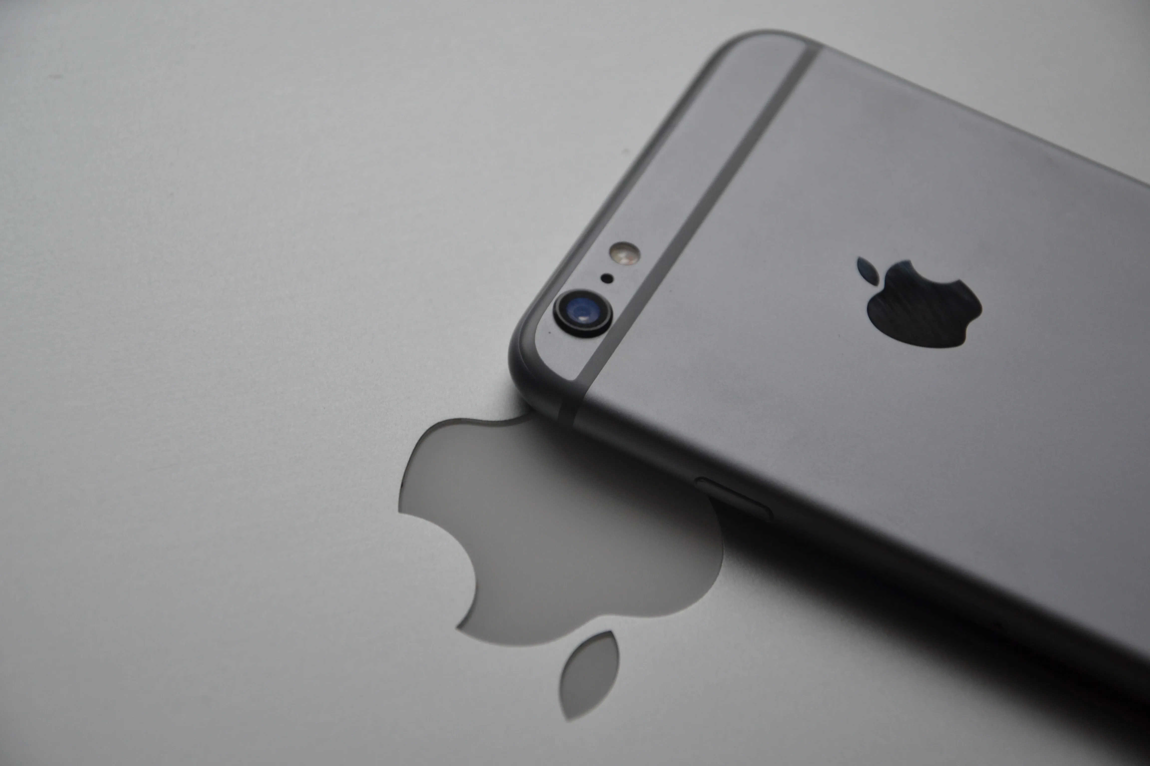 買iPhone沒錢繳分期竟威脅跳崖...與父親拉扯「雙雙墜崖亡」　母親目睹也「陪死」釀悲劇
