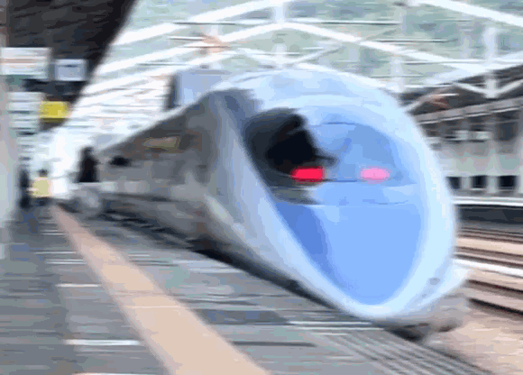 母子拍照錯過新幹線「狂拍車廂求開門」　列車緊急煞停…不開門又走了