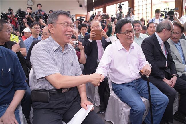 柯文哲(左)京華城案涉貪獲北院無保請回,過來人陳水扁(右)認為不能掉以輕心。(台北市政府提供)