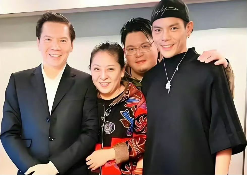 向華強與向太育有2個兒子,長子向佐八卦不斷,知名度甚高,但知道次子向佑的人卻很少。(翻攝向佑抖音)