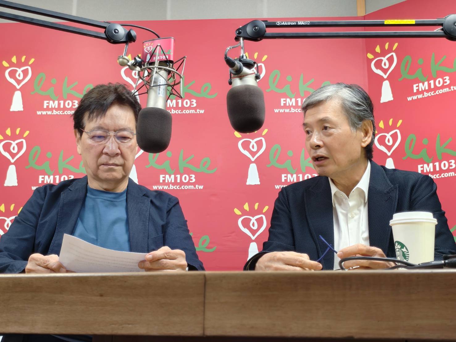 國安會前祕書長金溥聰(右)今接受趙少康專訪。(中廣提供)
