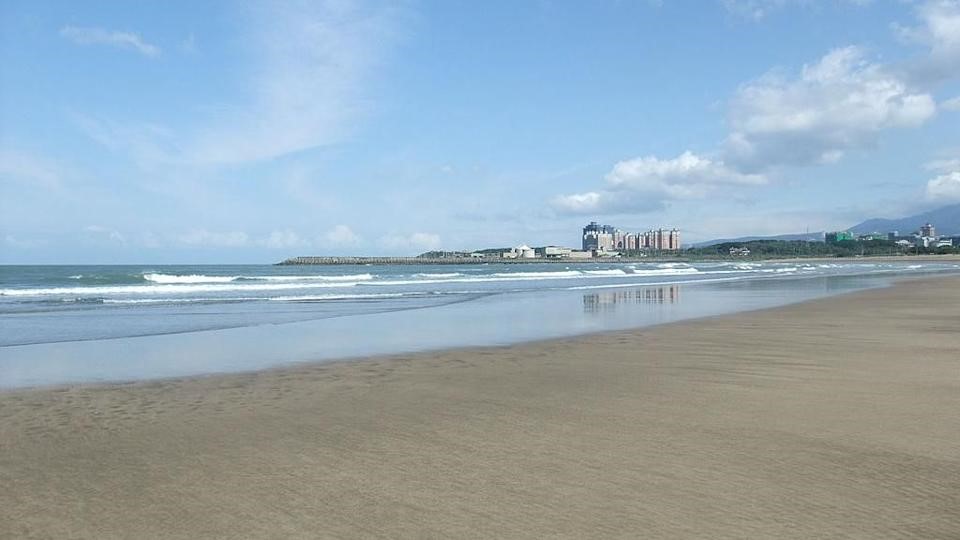 網友宣稱,昨晚在淡水沙崙海灘驚見情侶上演活春宮,還附上照片、影片為證。(翻攝維基百科)