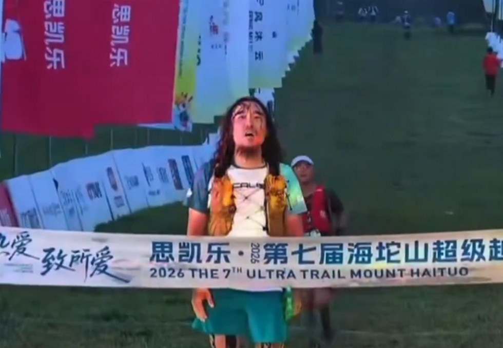 中國河北舉辦海坨山超級越野賽,當選手在衝刺終點時竟突然播放國歌,導致選手被迫停在原地唱國歌。(翻攝X@srkntnyldz)