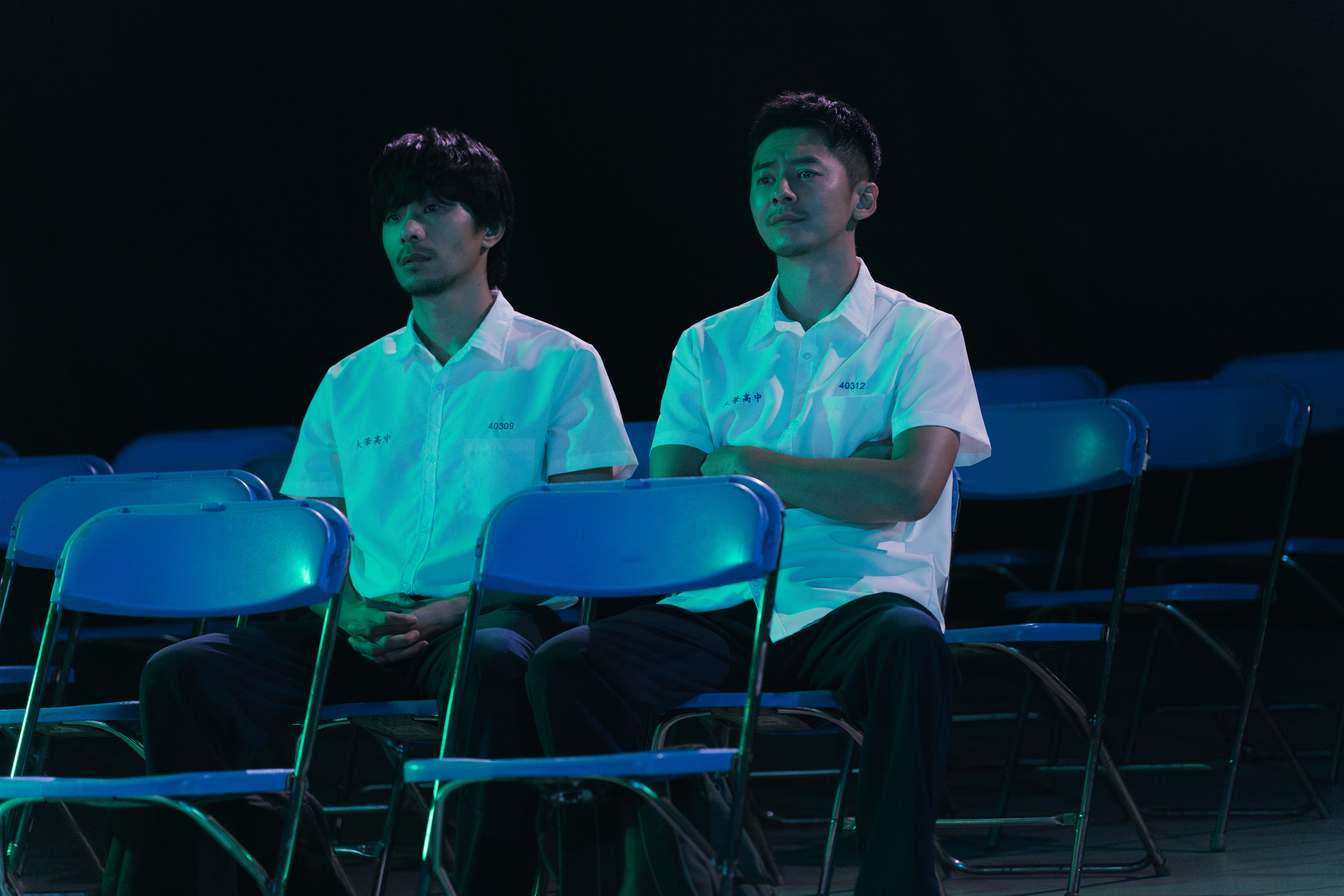 李國毅(右)與姚淳耀在劇中穿著高中制服上演「時空錯位」同框戲碼,強烈的物是人非感令人無比唏噓。瀚草影視