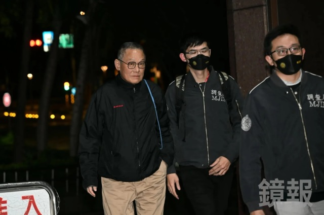高金素梅「大帳房」張俊傑破壞電子手環後逃亡,北院緊急發布通緝,發現電子手環遭不明外力強行拉扯後才斷掉,北檢已指派重大刑案組主任檢察官李仲仁指揮偵辦,研判有共犯暗助逃亡及破壞監控設備。