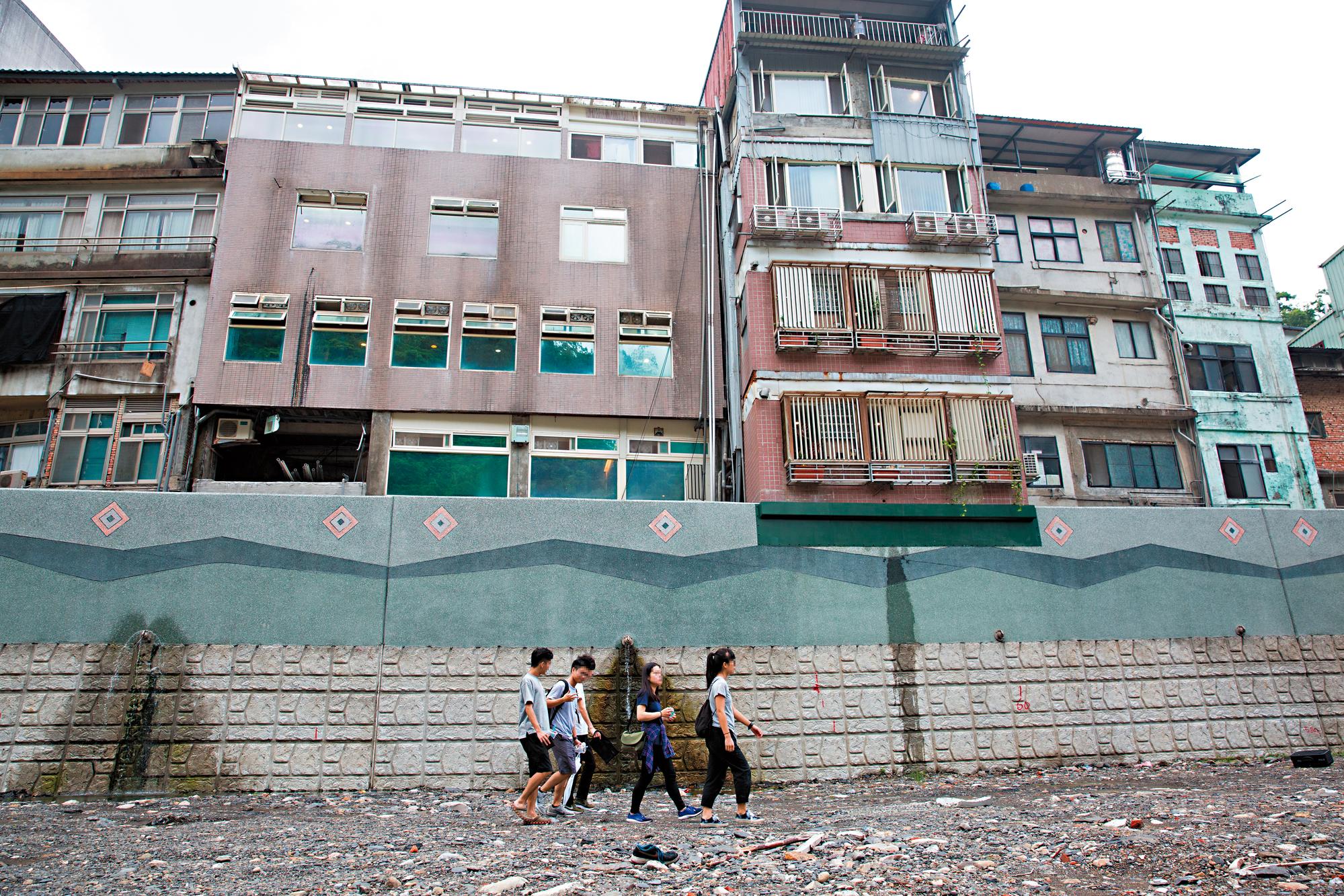 網友認為烏來老街缺乏規劃及美感,令人卻步。(本刊資料照)