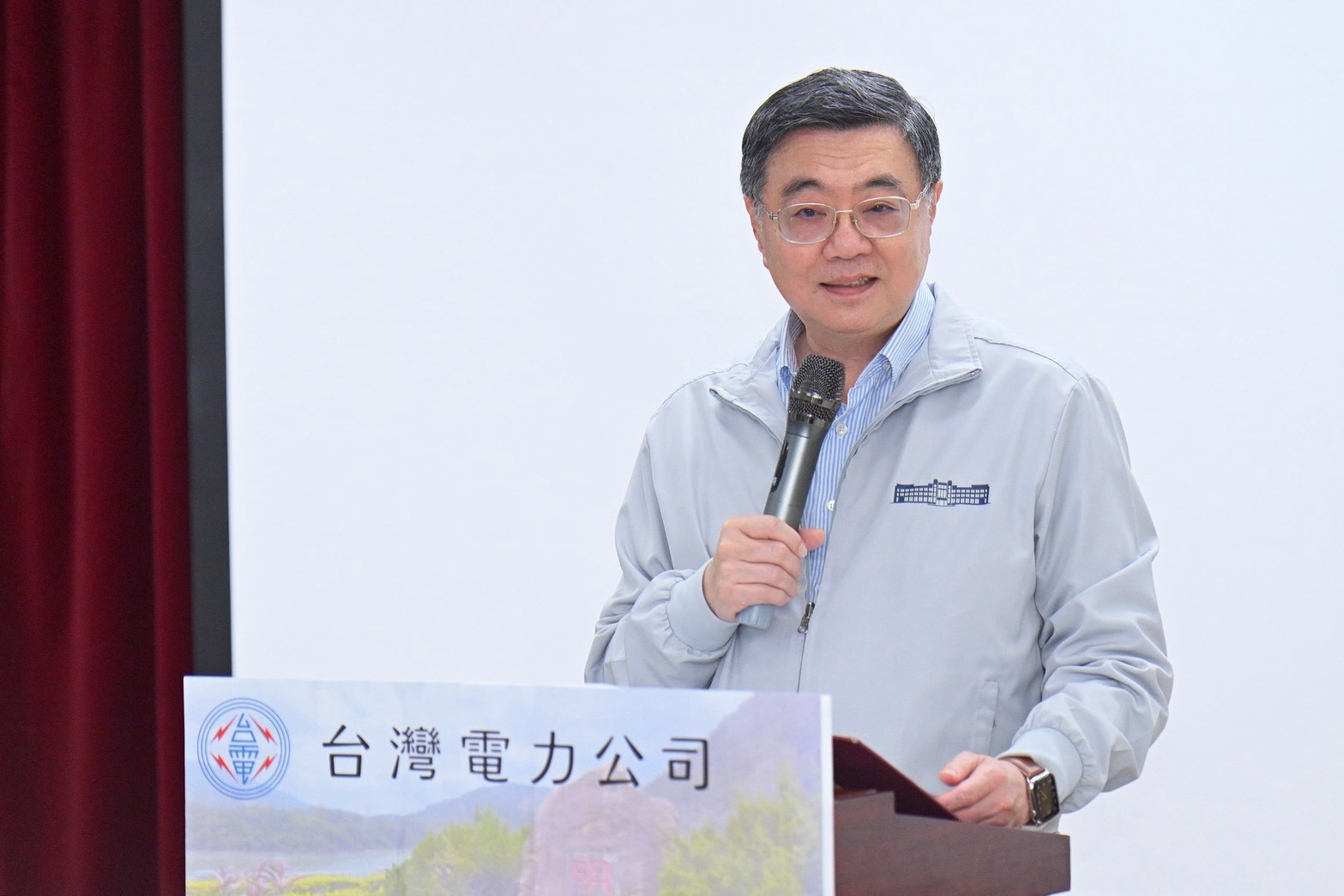 卓榮泰訪視台電明潭發電廠。(行政院提供)