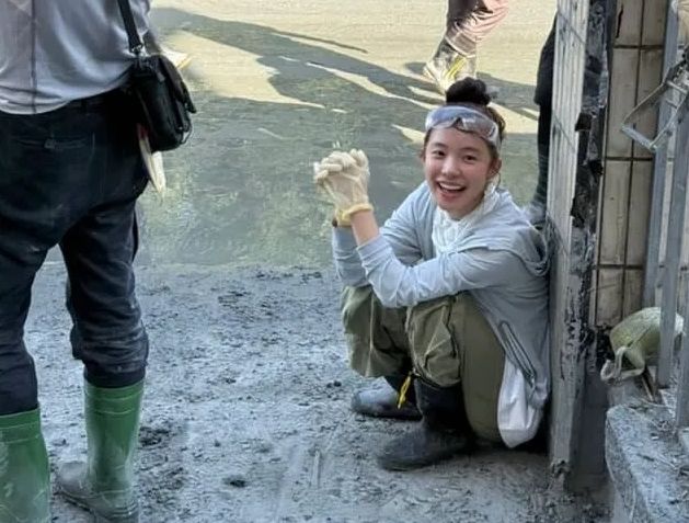 李多慧到光復鄉當「鏟子超人」。(經紀公司提供)