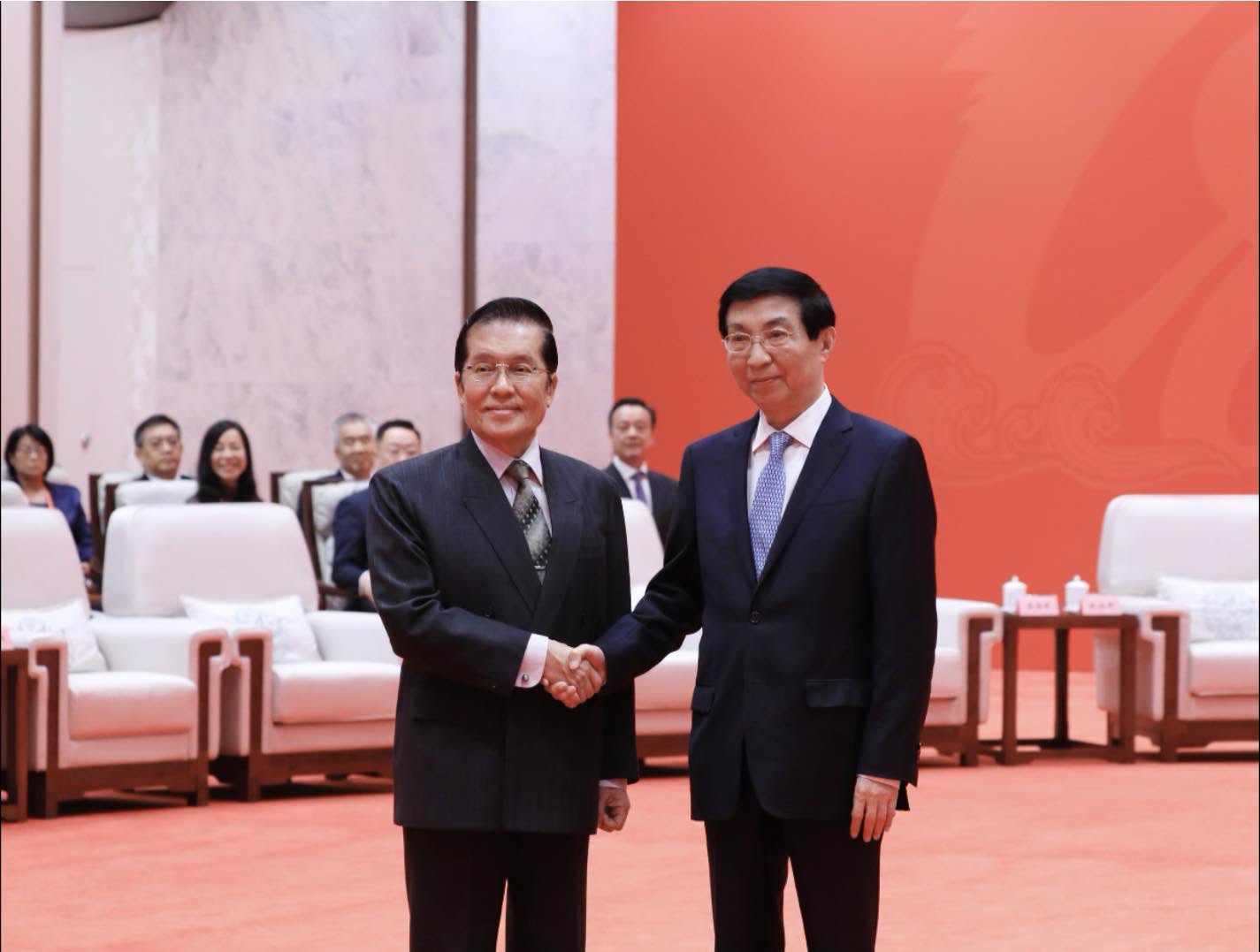 張榮恭在6月海峽論壇開幕式前與王滬寧見面。(翻攝自國民黨臉書)