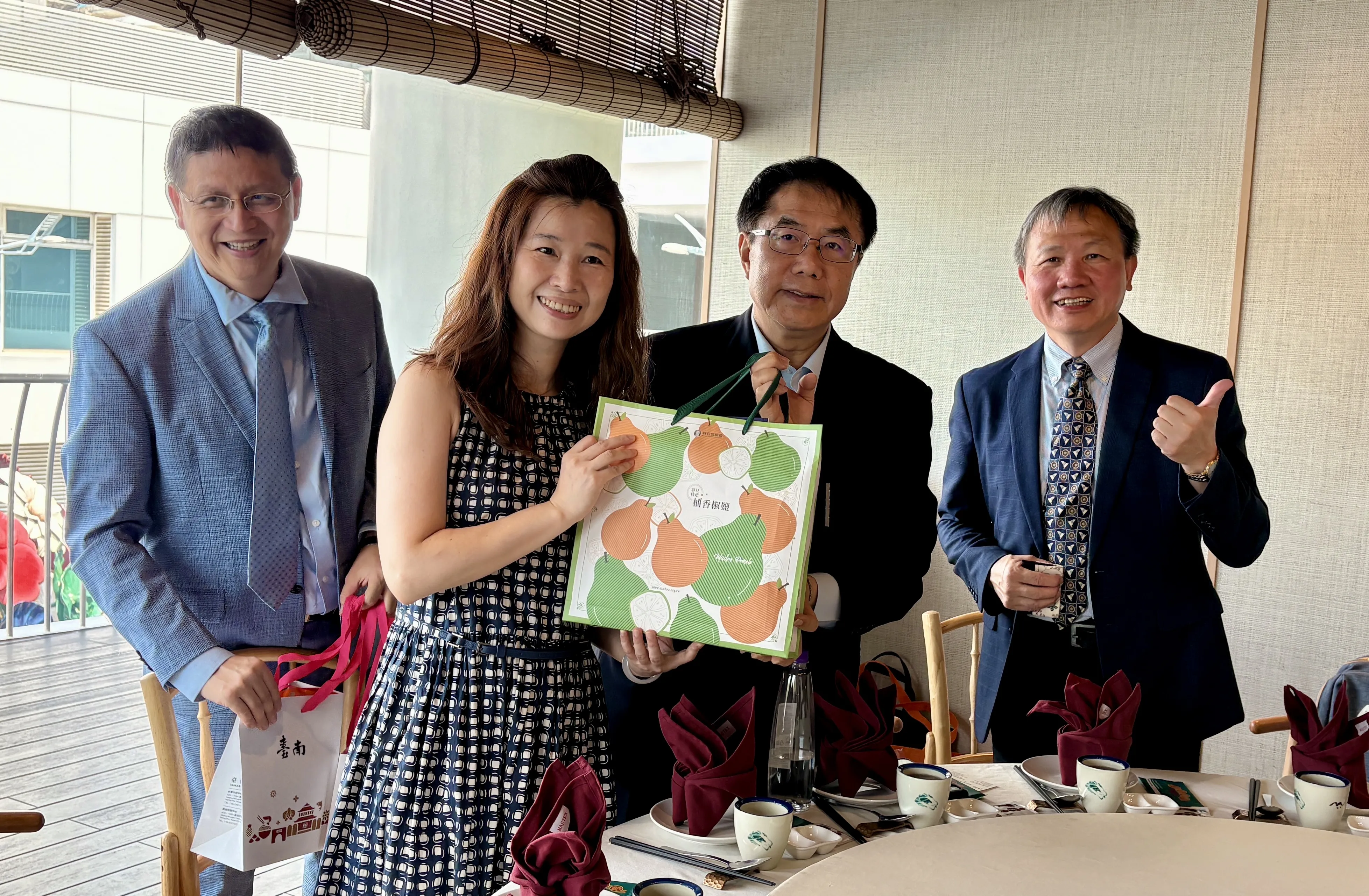 黃偉哲62歲生日快閃新加坡　忍腰傷搭廉航紅眼班機拚招商