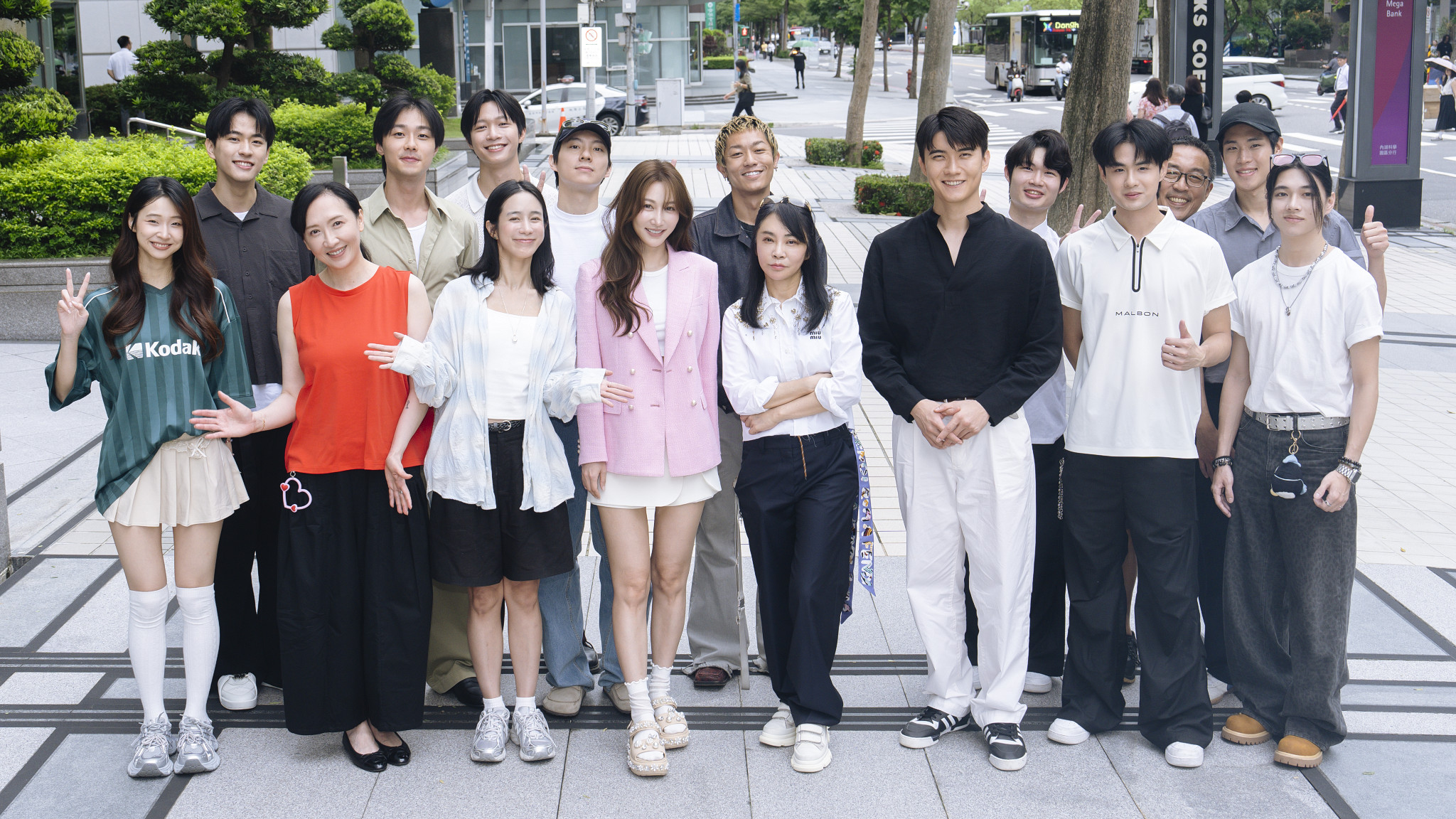 鳳小岳主演的新劇《愛上外星情人》今(15日)正式開鏡。米神國際提供