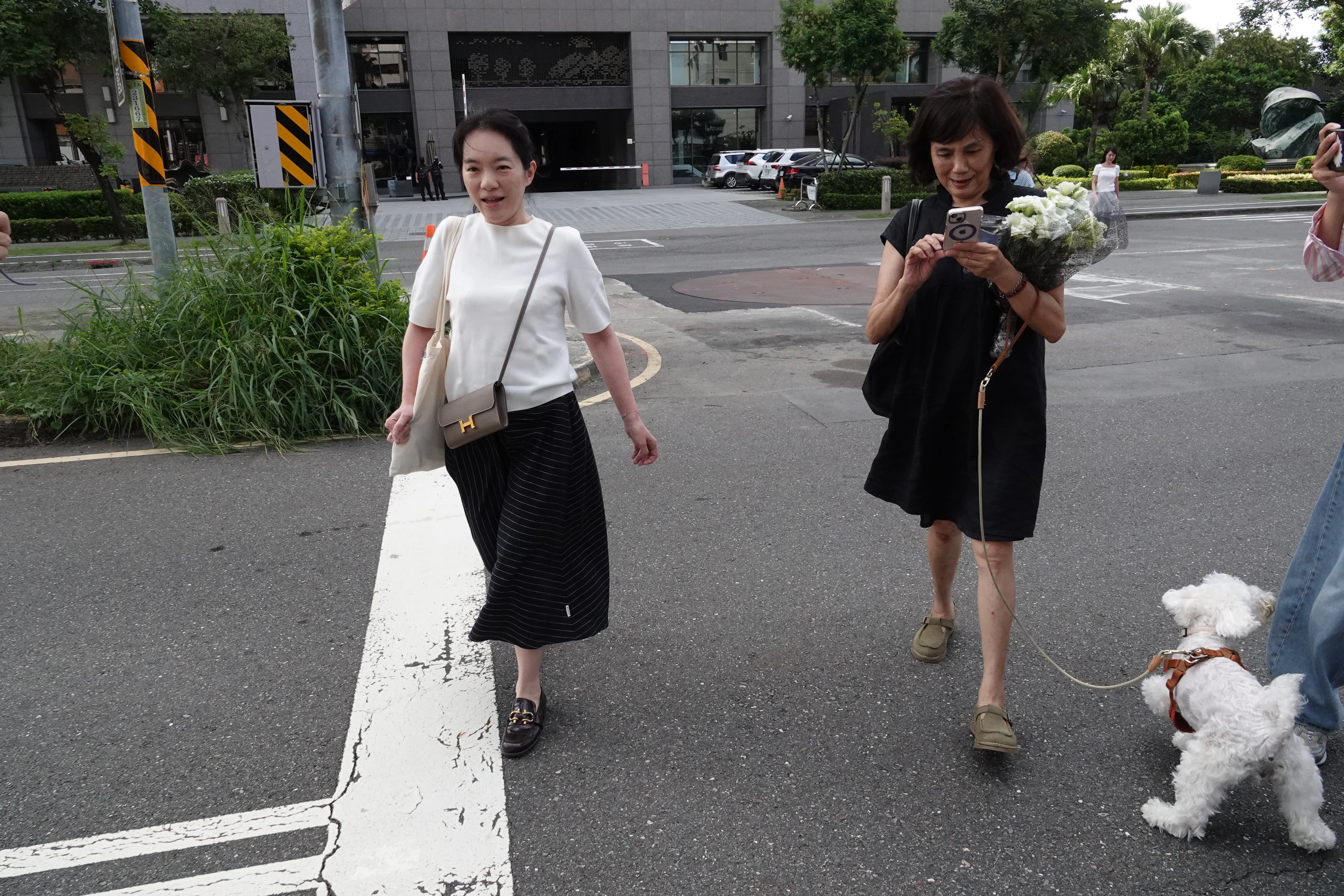 趙建銘薄情揭密／陳幸妤不願耽誤患者：中午再談　暖心支持者當街送七夕花束