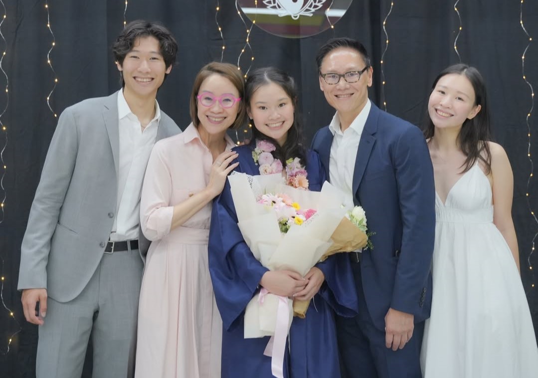 徐承義(右二)與吳丹鳳(左二)的小女兒Sophie(中)近日以全校第一名成績畢業,將到哈佛念書。(翻攝Sophie IG)
