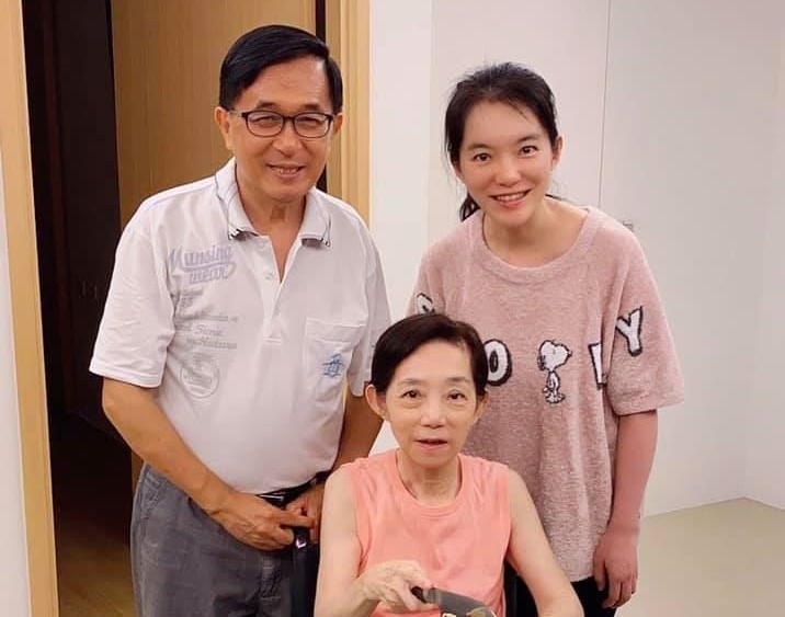前總統陳水扁(左)盼外界勿過度關注女兒陳幸妤(右),中為吳淑珍。(翻攝自陳致中臉書)