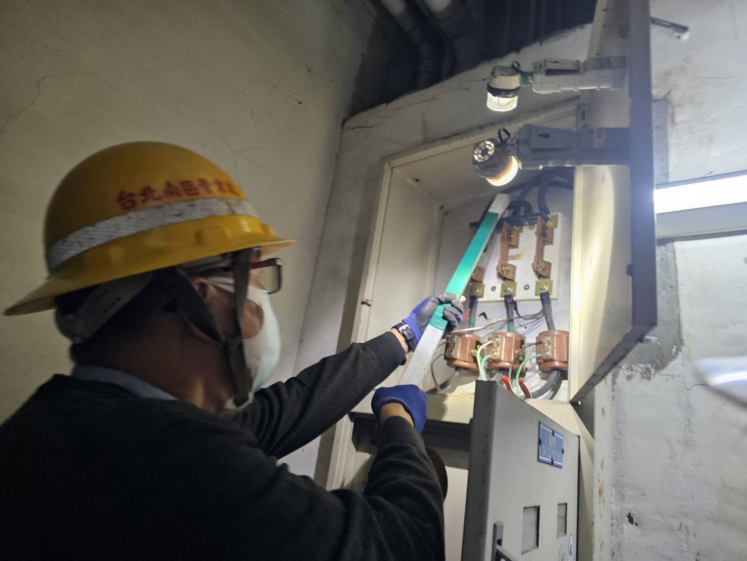 土城1間養生館缺失仍未改善,遭公安小組執行斷水斷電。(警方提供)