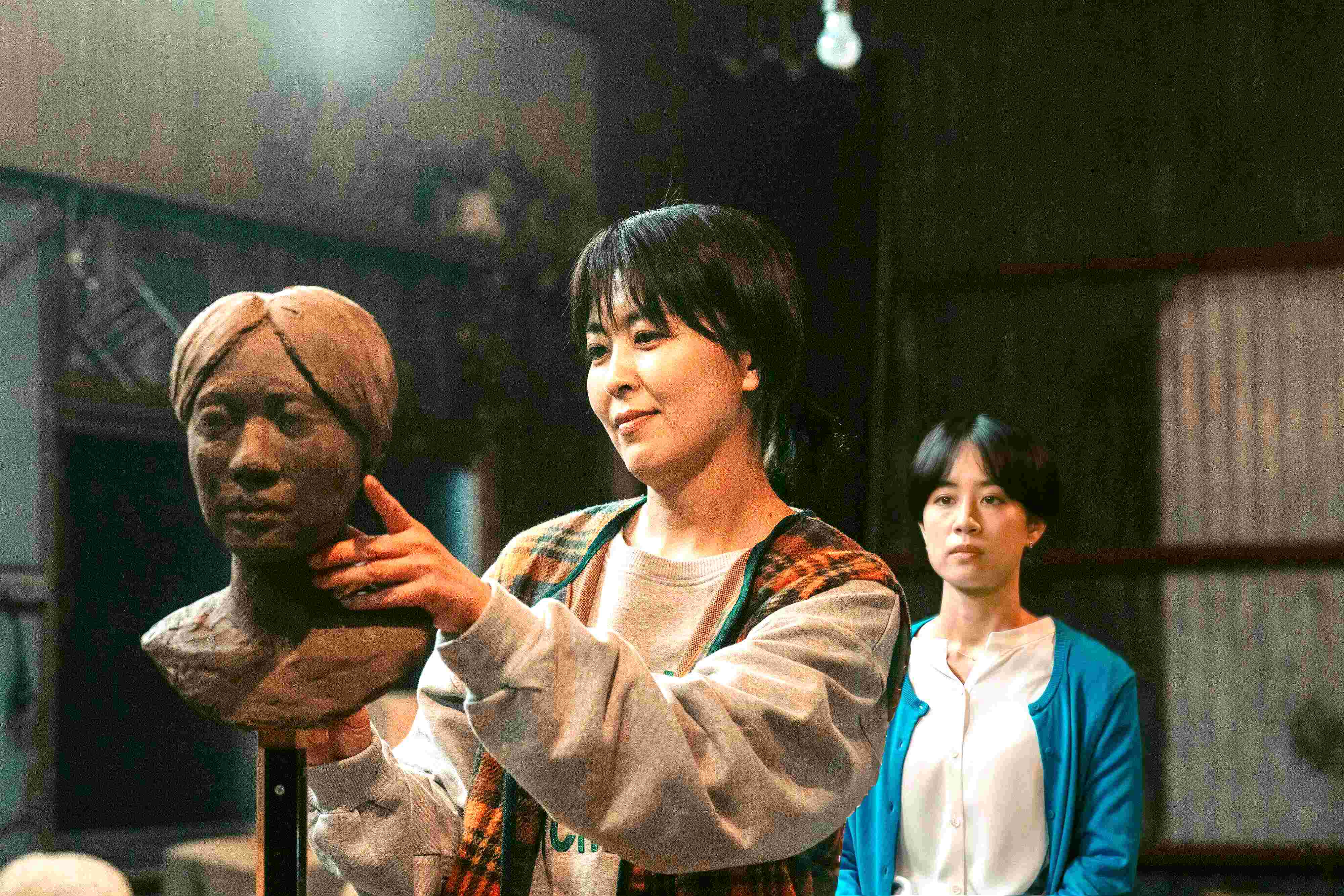 松隆子在片中飾演喪夫的雕刻家,與石橋靜河間有著深刻的女性情誼。 (海鵬提供)