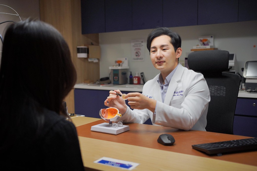 遠見眼科郭振榮醫師提醒,長時間配戴隱形眼鏡若出現黑眼珠長血管,為角膜缺氧警訊。 (圖片來源:遠見眼科)