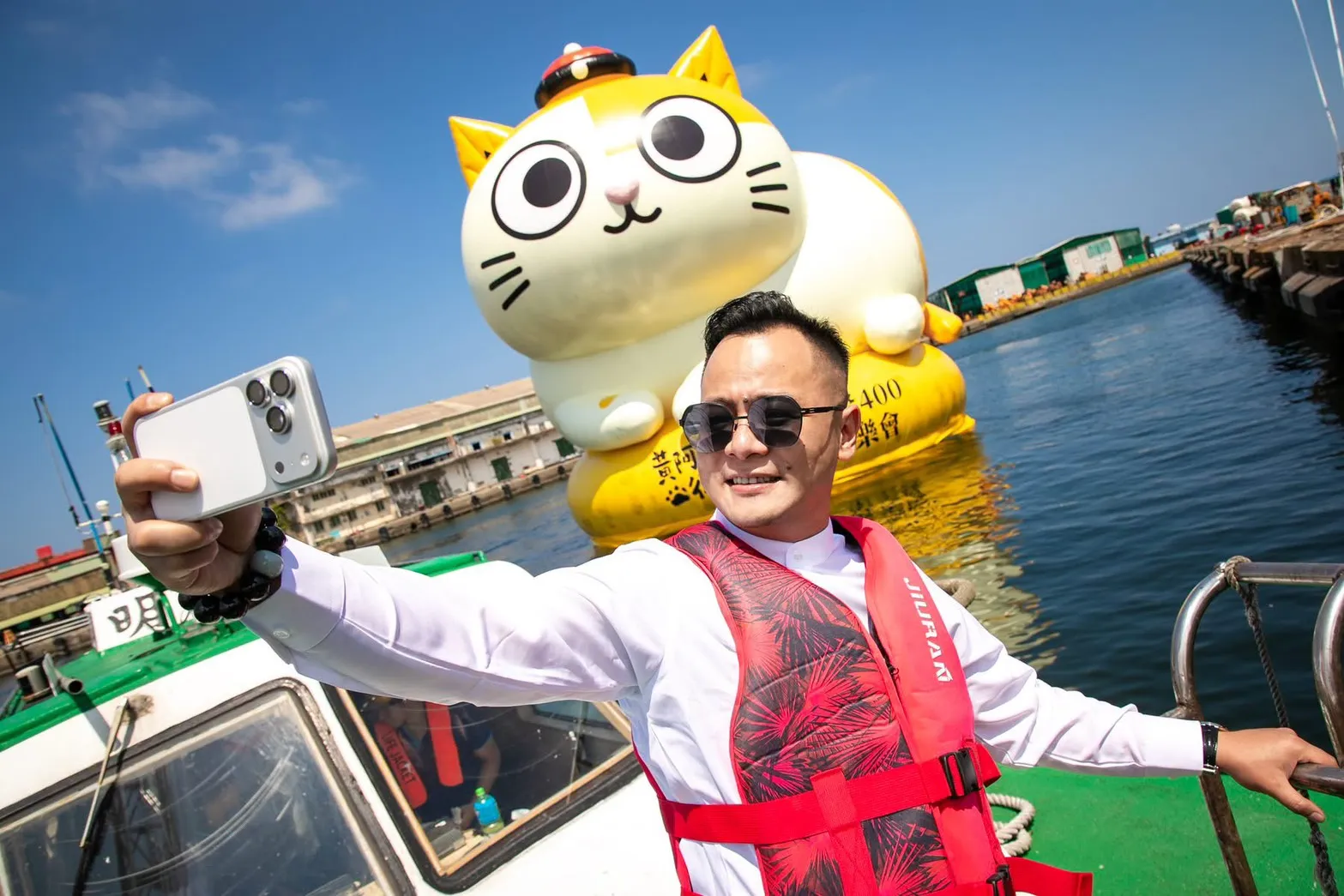 【生活特輯】童子瑋搭前導船「乘著洋流」　帶黃阿瑪港口亮相見客