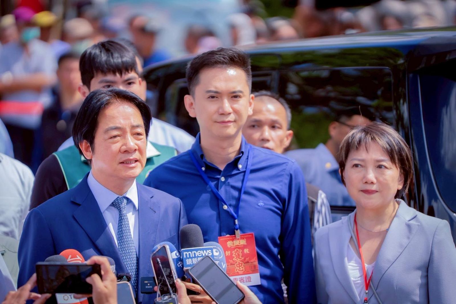 民進黨新竹縣長候選人鄭朝方(中)選情後勢看俏,當初總統賴清德(左)極力勸進。(翻攝自鄭朝方臉書)