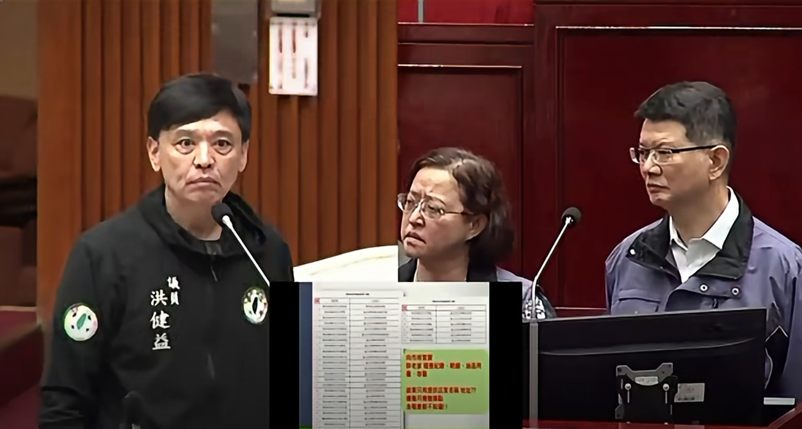 洪健益在議會質詢批衛生局不提供相關稽查照片,質疑是蔣萬安不同意提供議員資料。(翻攝直播畫面)