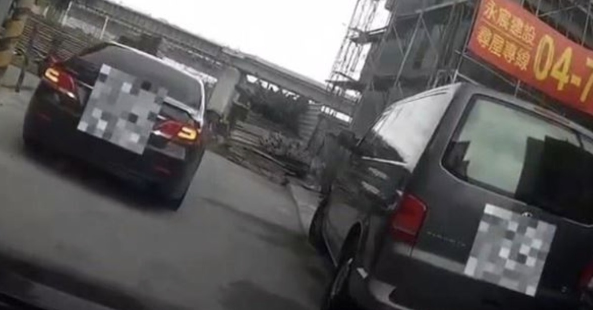 施姓男子因涉及毒品案件遭警方查訪時,拒絕配合盤查並駕車逃逸,過程中竟在狹窄巷弄內倒車衝撞員警,造成執勤的埔鹽分駐所陳姓所長雙腿遭車輪輾壓。(翻攝畫面)