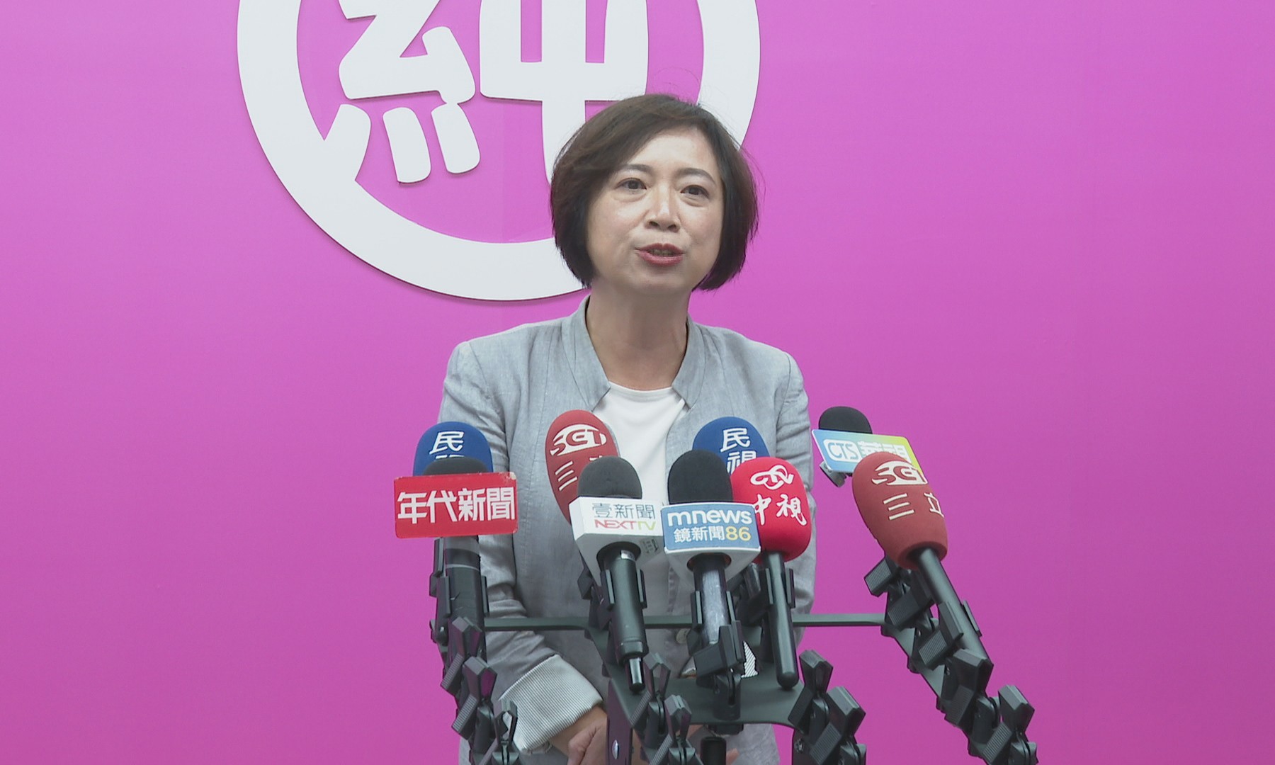 何欣純催促藍營江啟臣同台展開君子之爭。