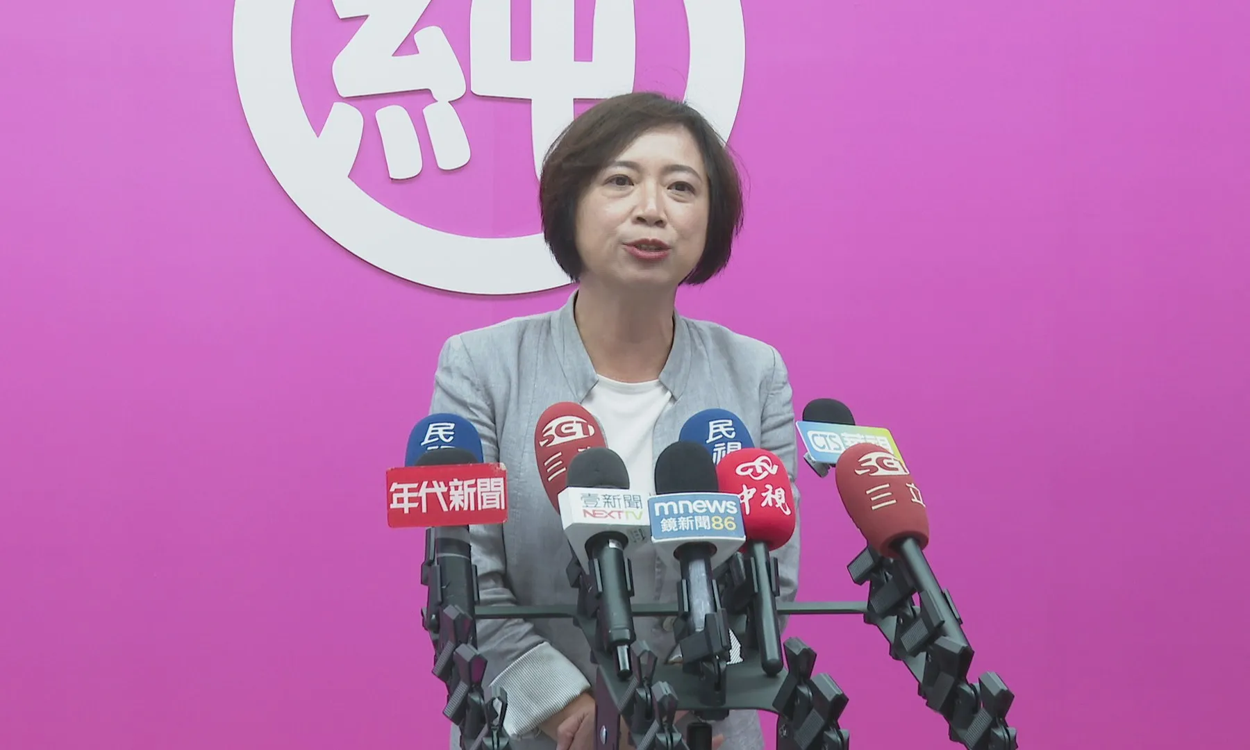 何欣純率先簽署3場電視辯論　喊話江啟臣跟上：場次愈多愈好