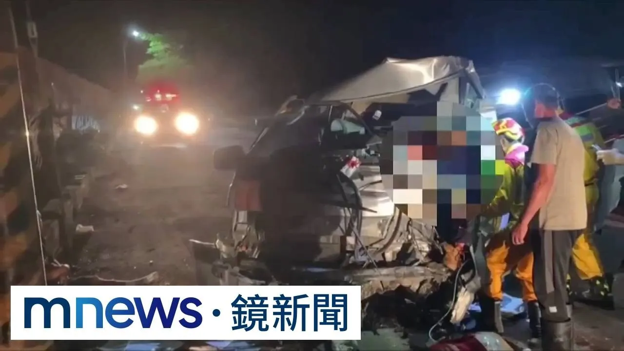 滿載移工廂型車失控自撞電桿　車頭全毀釀1死7傷