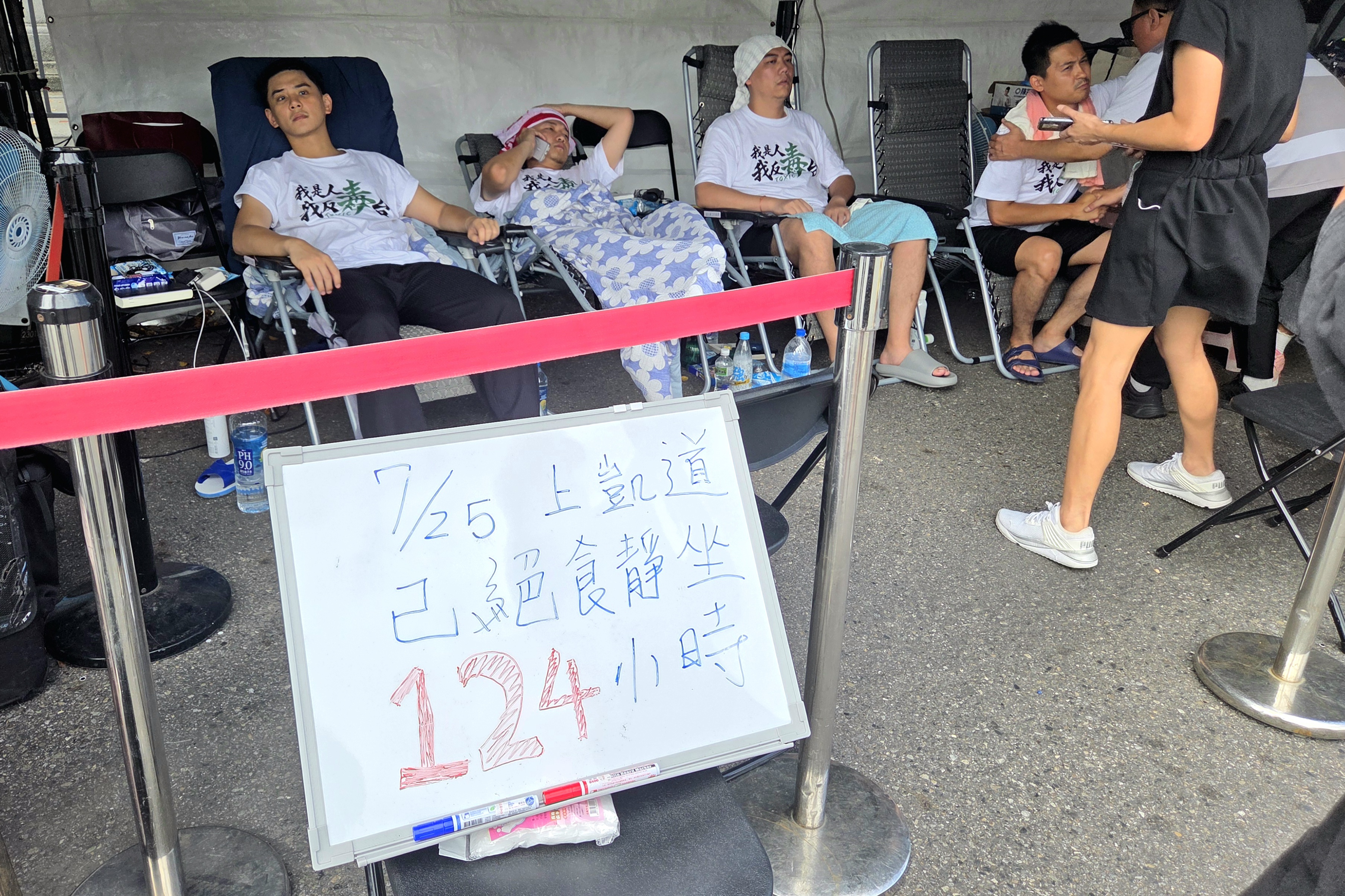 國民黨市議員參選人在凱道絕食,青年軍之一的丁瑀今也來到現場。(鏡報姜永年)
