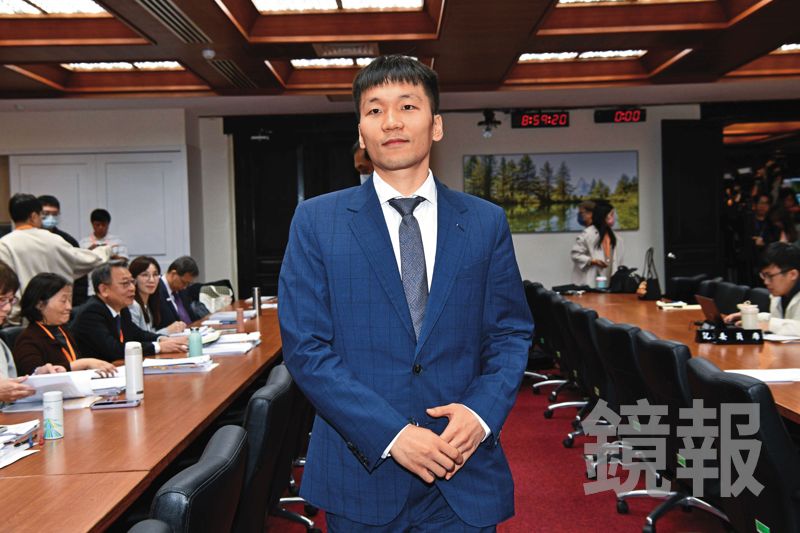 為何「西裝筆挺」赴國會?李洋今天曝原因喊,「審美不同。」(鏡報李智為攝)