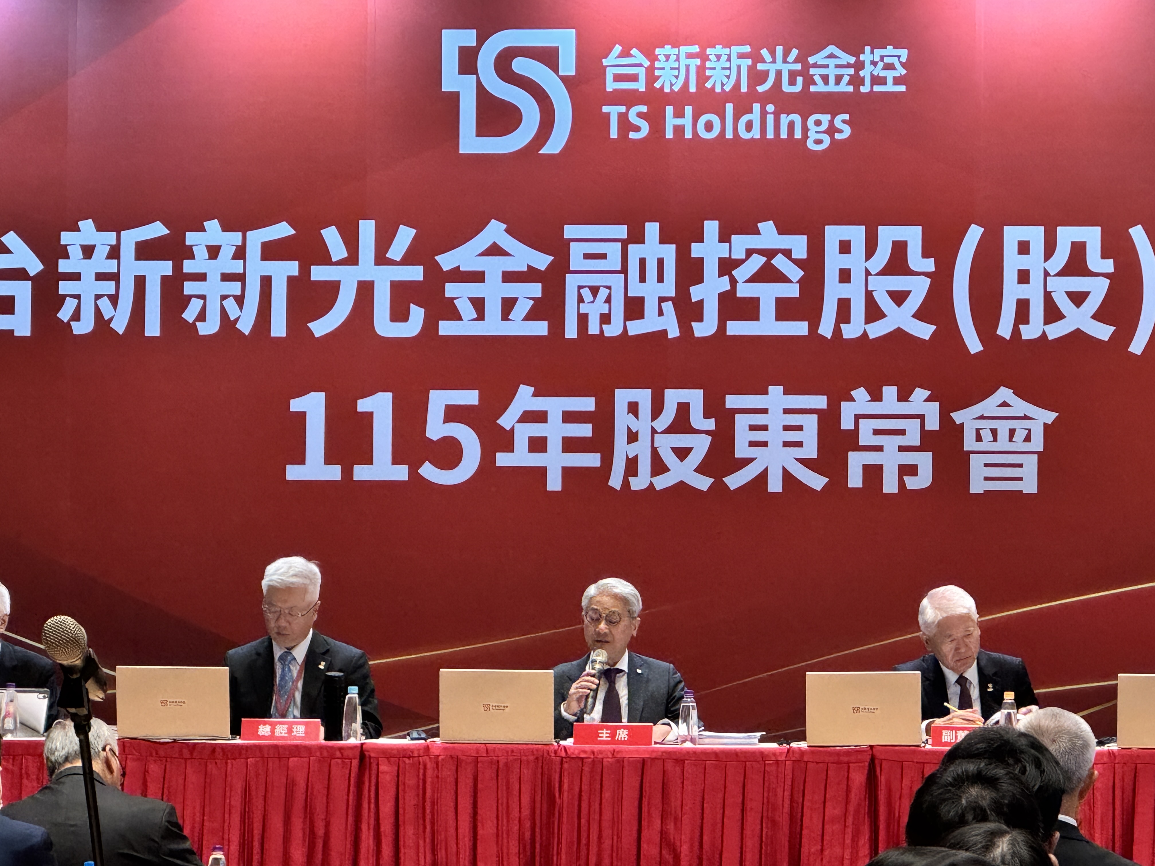 董事長吳東亮先笑言:出國總是創下(營收和獲利)的歷史新高。