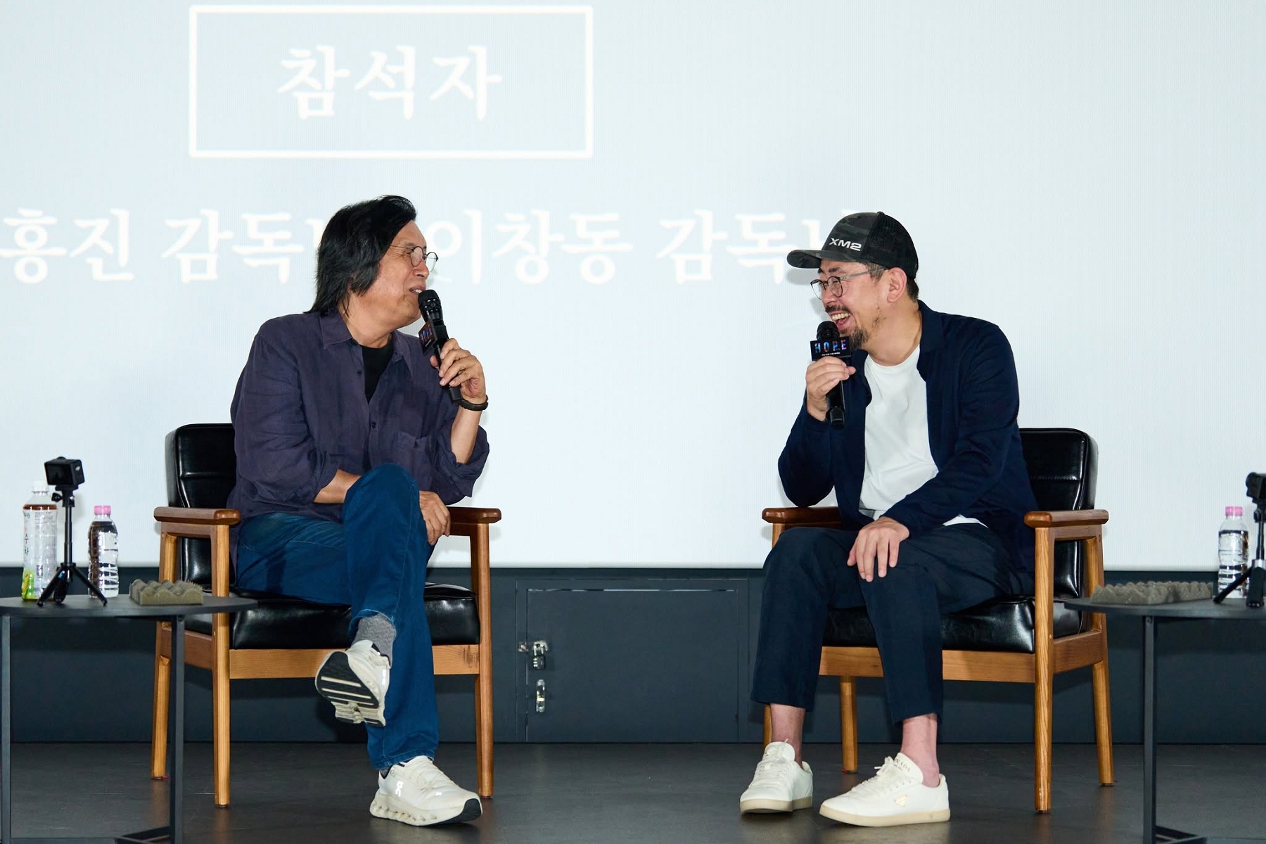 導演羅泓軫(右)與名導李滄東(左)舉辦大師對談,昔日師生同台成為影迷熱議焦點。(采昌提供)