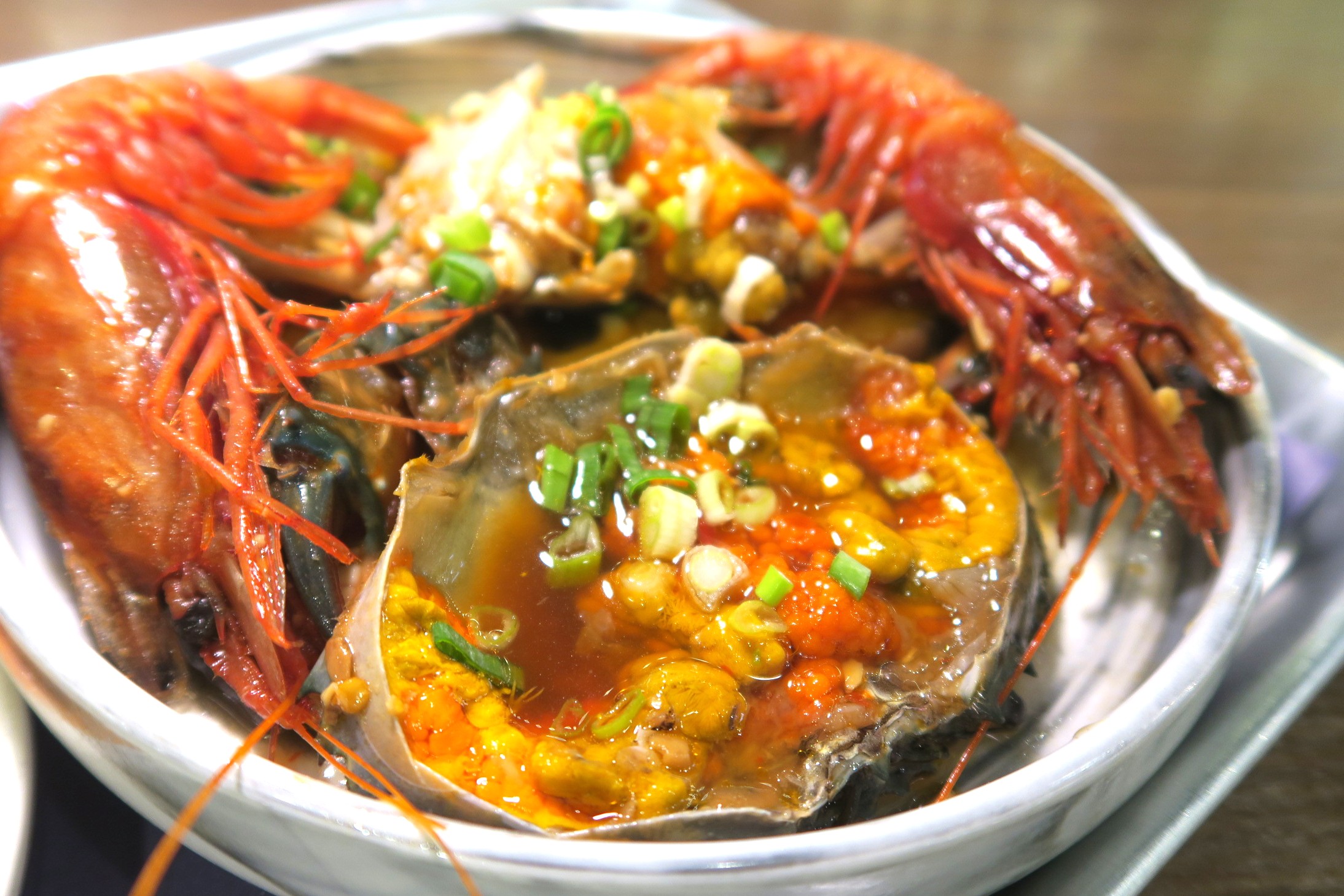 味爵主打的「高粱酒香生醃醬蟹」(880元/套餐)與「生醃魔鬼蝦」(680元/套餐)都醃漬入味卻不過鹹,讓人一吃難忘。