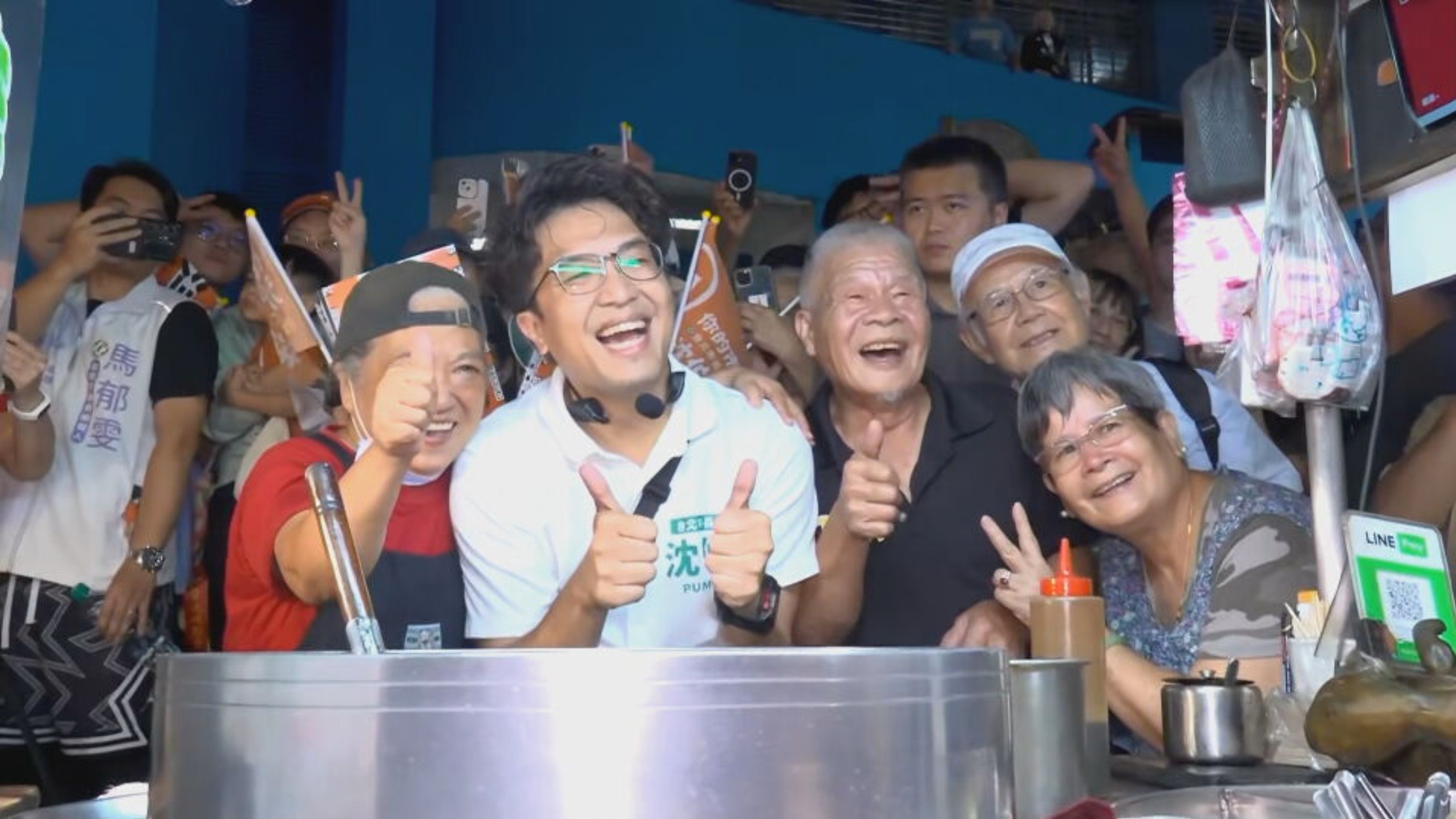 沈伯洋15日晚間赴公館夜市掃街,現場人氣高漲。