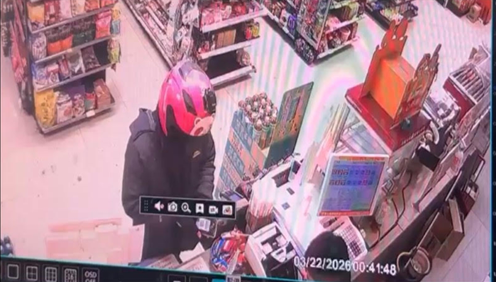 王嫌持 QR Code 付款碼消費。(中檢提供)