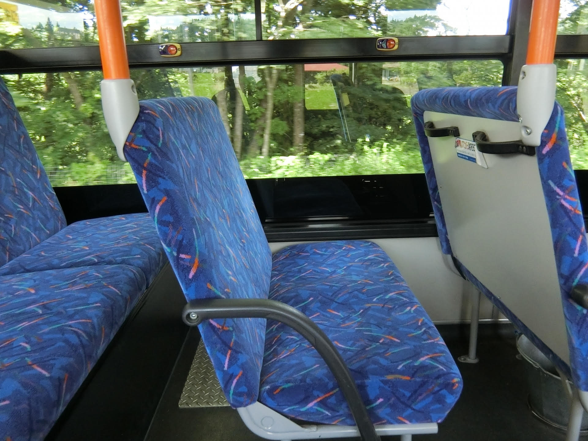 醫師表示公車車廂環境封閉且人潮擁擠,成了病菌交互傳播的高風險溫床。(示意圖,photoAC)