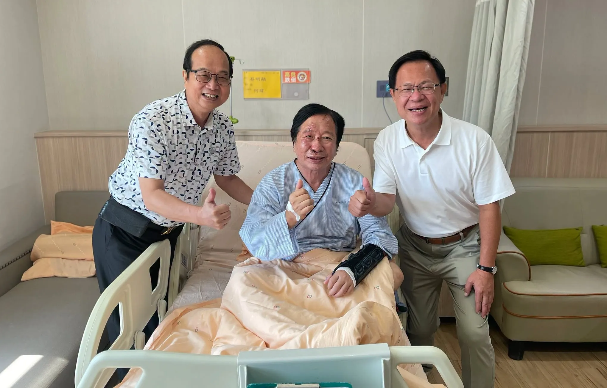 國民黨嘉義市主委蔡明顯「昏倒摔下台」　張啓楷曝傷勢照報平安