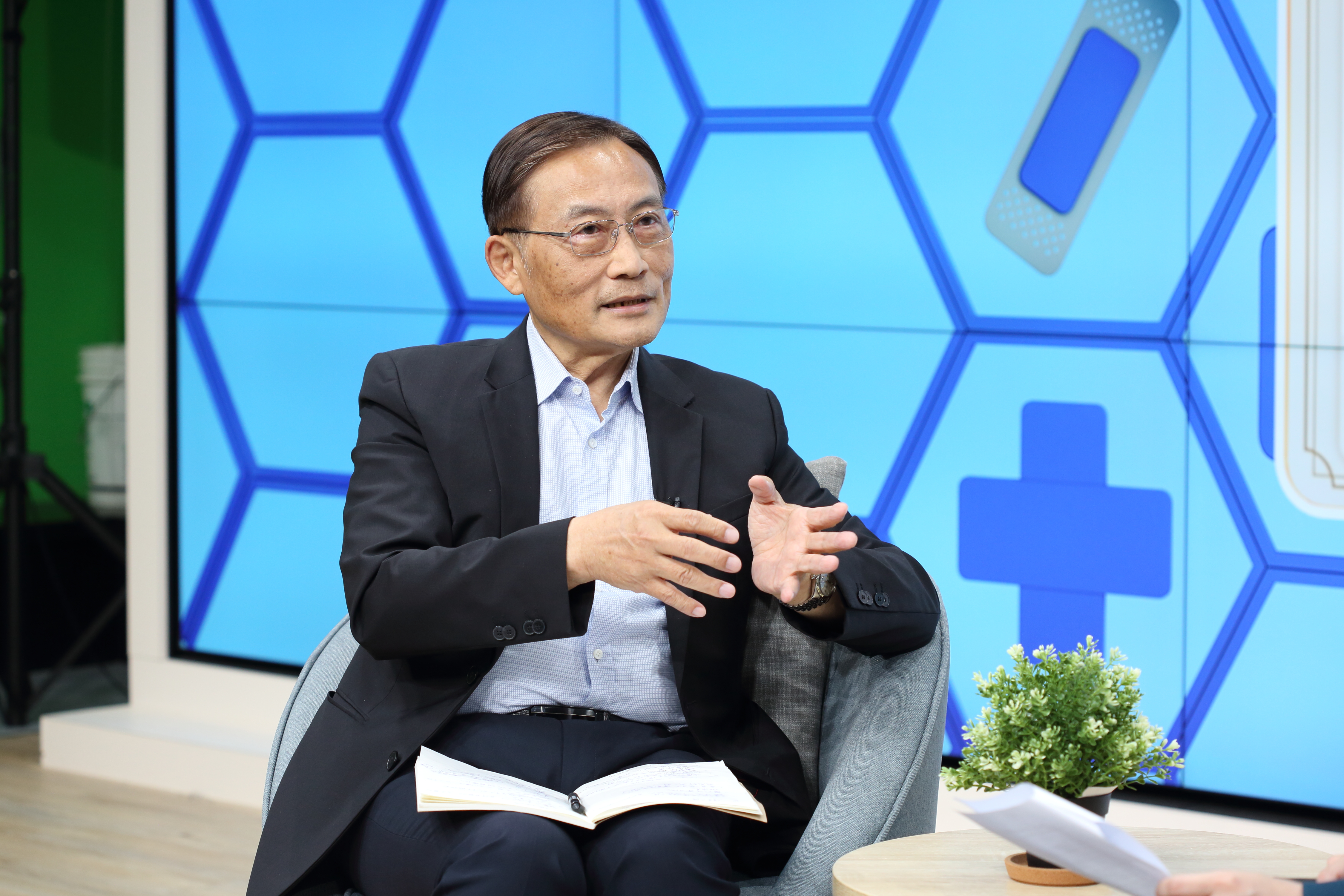腫瘤名醫季匡華強調,情緒管理是抗癌4大支柱之首,壓力會透過「腸腦軸」破壞免疫力。