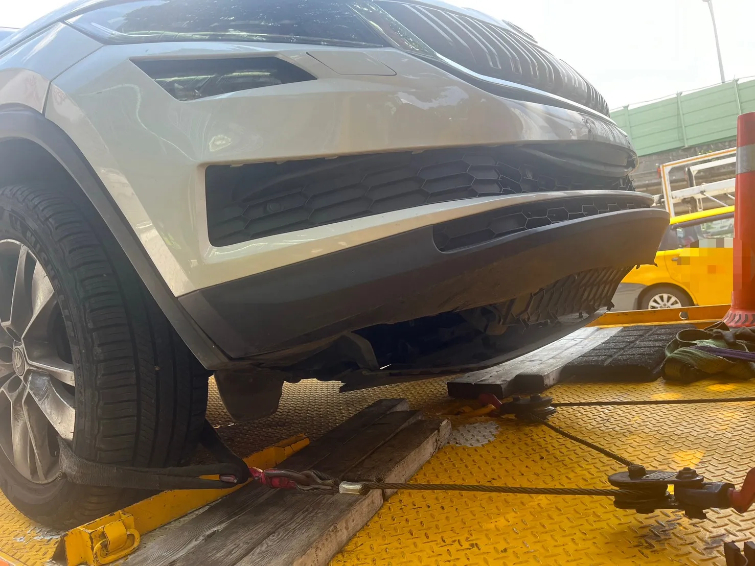 拖吊車載運轎車突鬆脫滑落　後方車輛全嚇壞