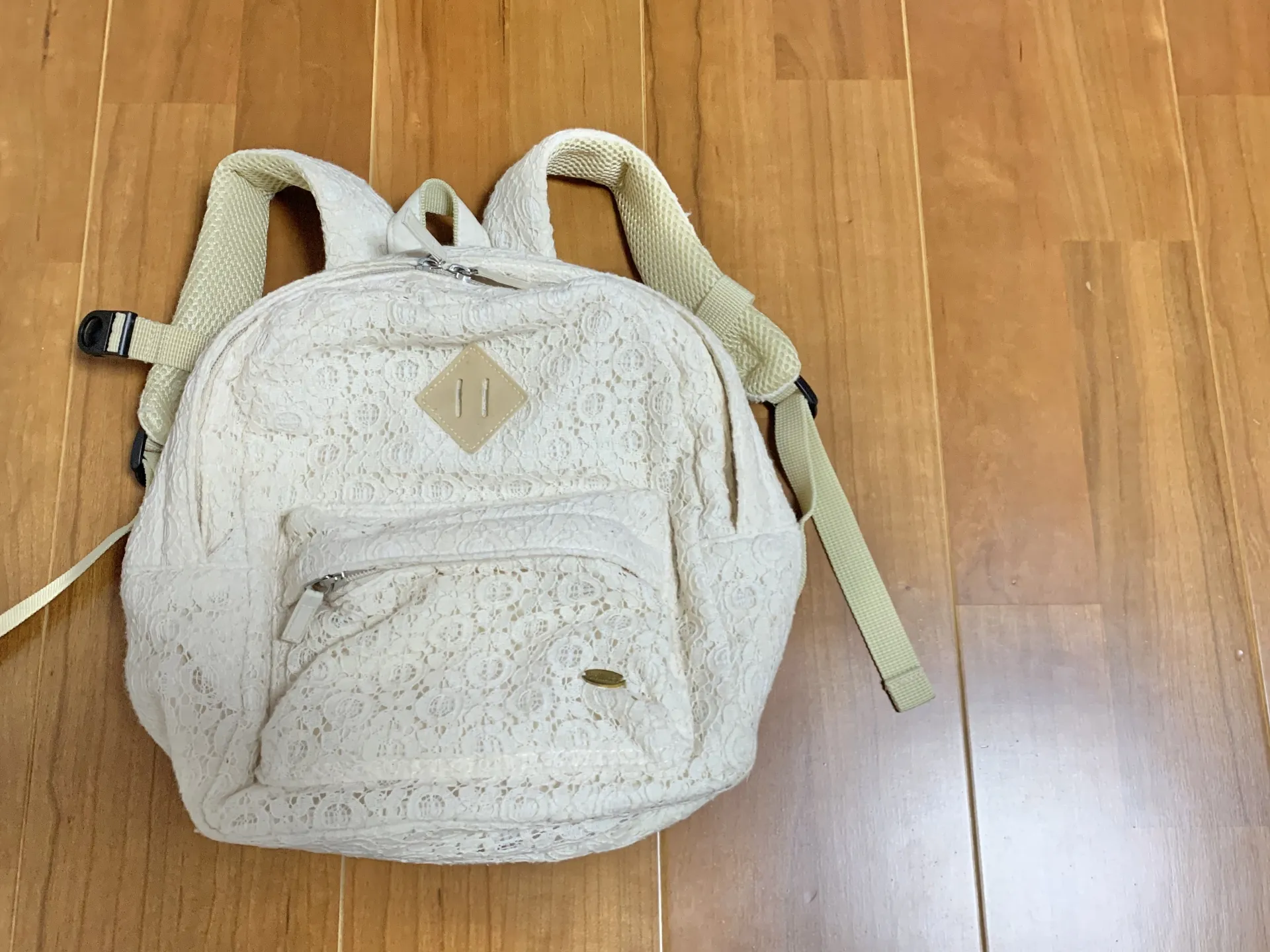 後背包常見豬鼻子菱形皮片不是裝飾　設計真實用途大公開
