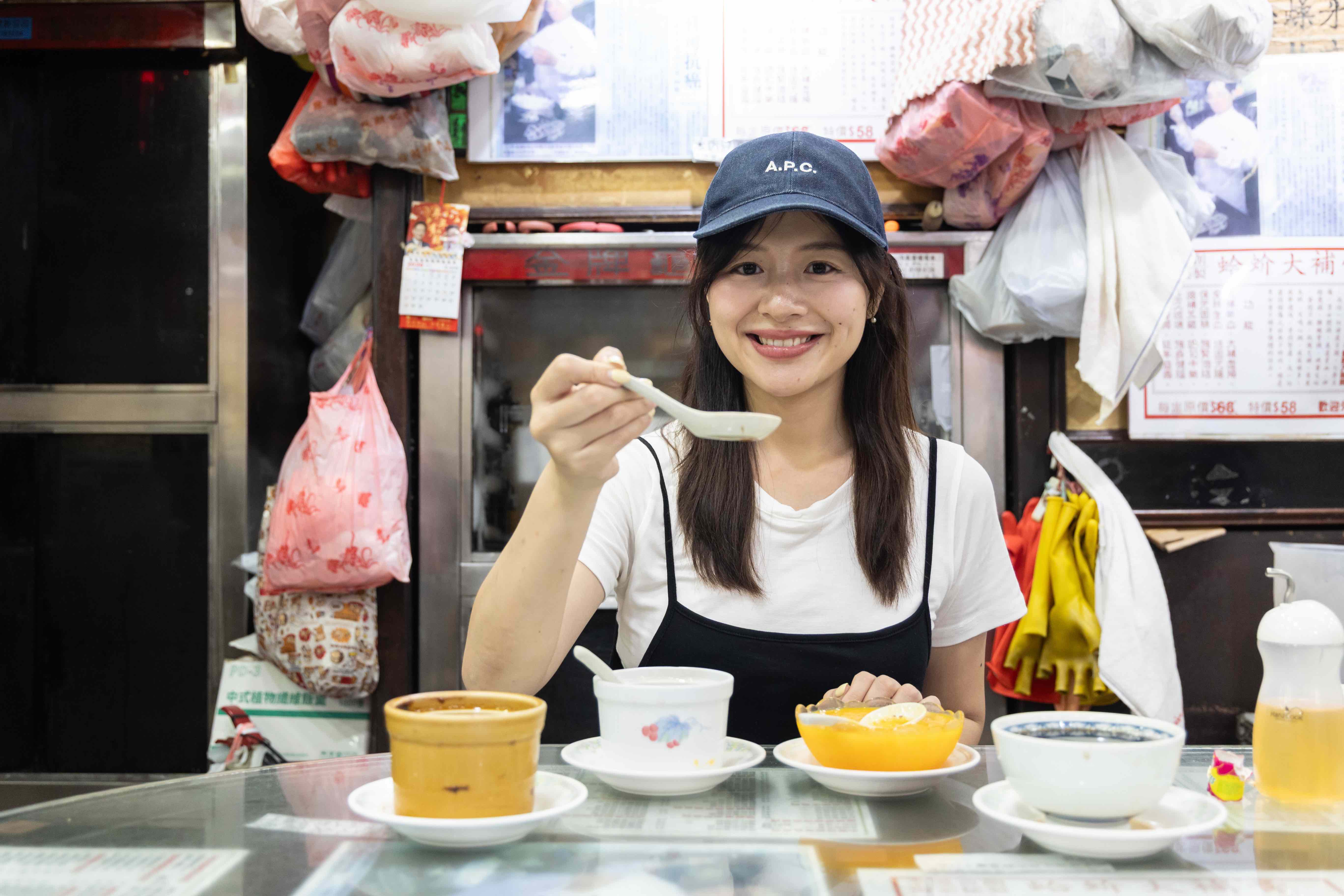 在旺角的「泰和堂涼茶館」,可以喝到苦得讓我靈魂出竅的涼茶,也能吃到濃郁甘甜的楊汁甘露。