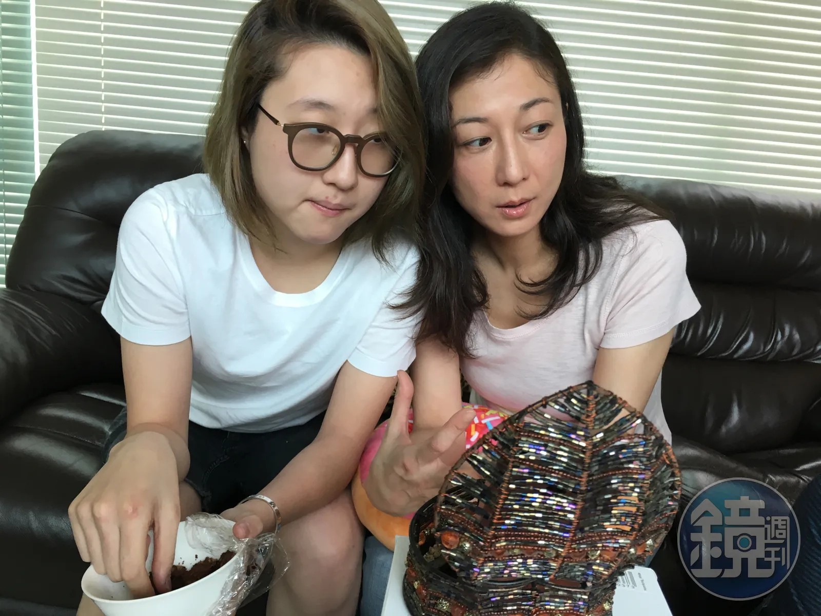 吳綺莉雖獨力撫養女兒吳卓林長大,但兩人關係長期緊張,吳綺莉對吳卓林脫序行為亦感頭痛,所幸如今已破冰和好。(吳綺莉微博)