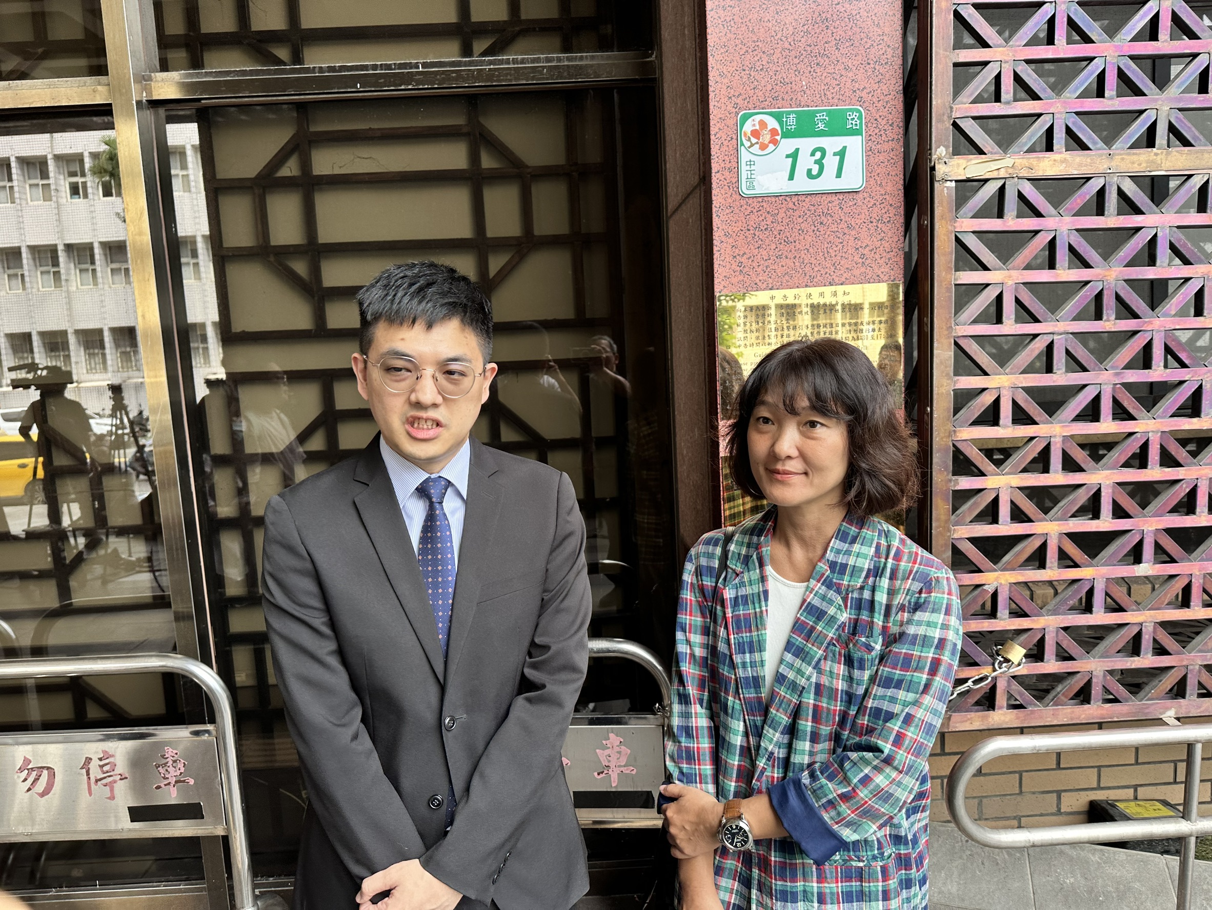 陳政熙律師(左)與泰山行銷副總鈕安澤代表泰山公司至台北地院對中聯油等4公司提告求償10億。