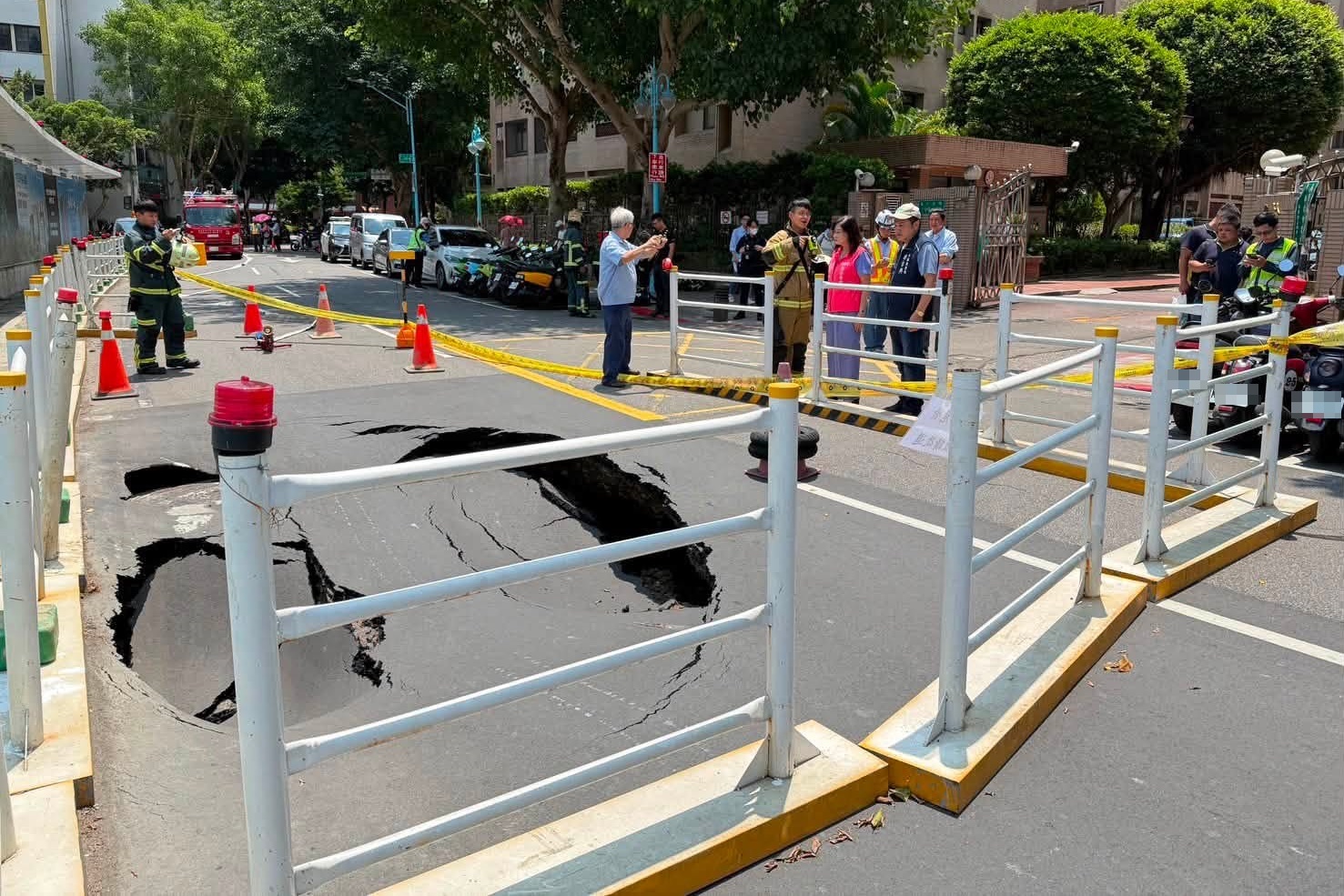 北市松山敦化北路199巷16弄1號路口發生地層下陷,確認瓦斯管線破裂。(翻攝自台北市議員秦慧珠臉書)
