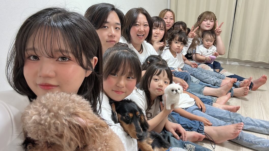 林下清志前妻美奈子(上排左三)獨自扶養8個孩子,近日疑似心情不佳。(翻攝自美奈子IG)