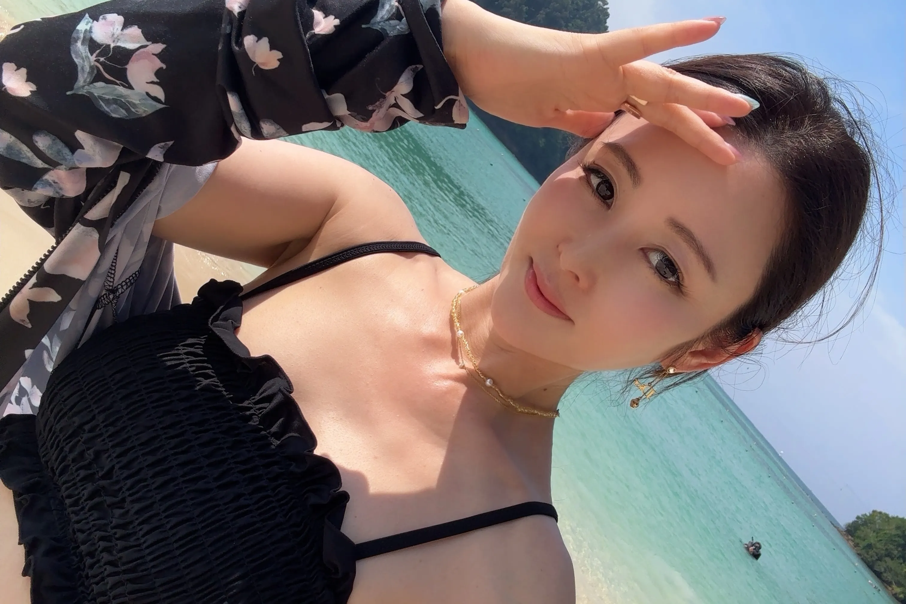 美出新高度！麻衣伴兒出國念書　海灘解放中空辣照謙虛喊「我也是學生」